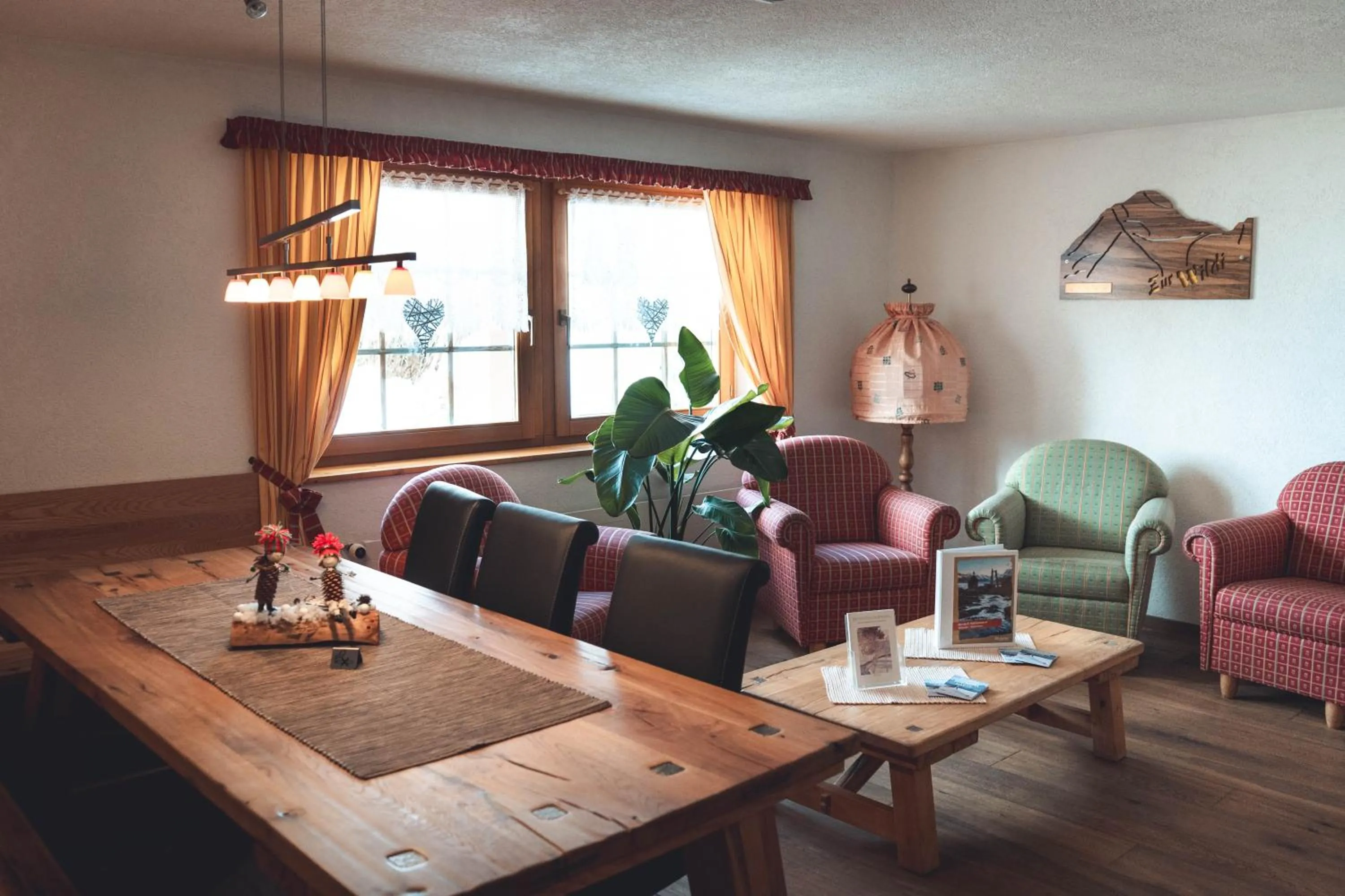 Communal lounge/ TV room in Alpenhotel zur Wildi Lauchernalp