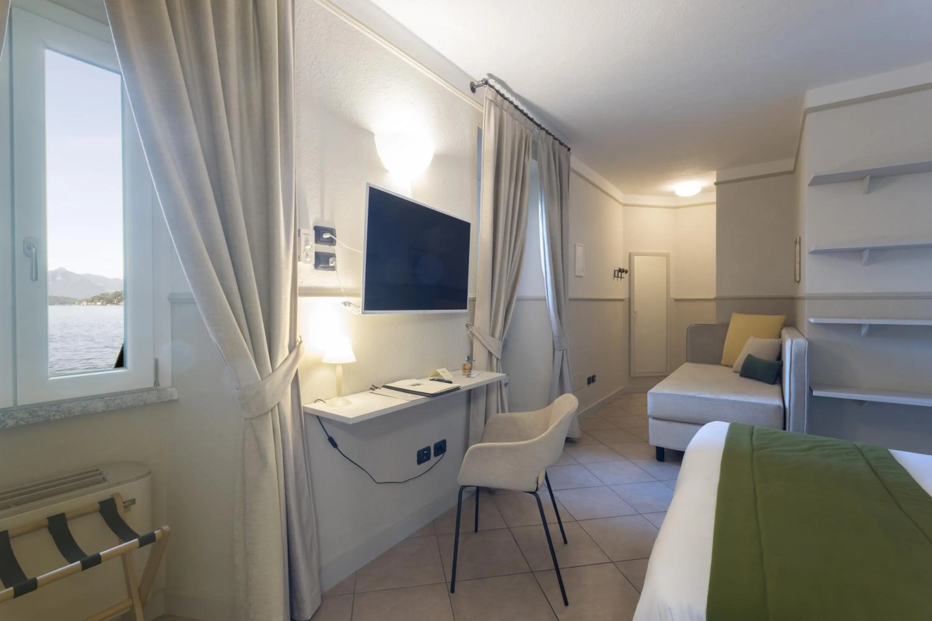 Bedroom, Bed in Hotel du Lac Varenna