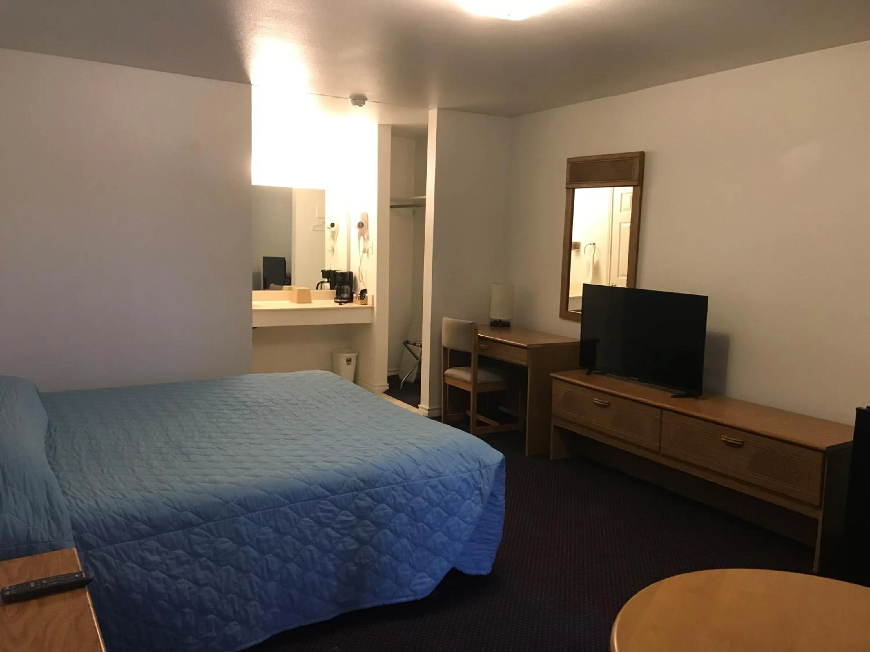 Bedroom, Bed in Luxury Inn