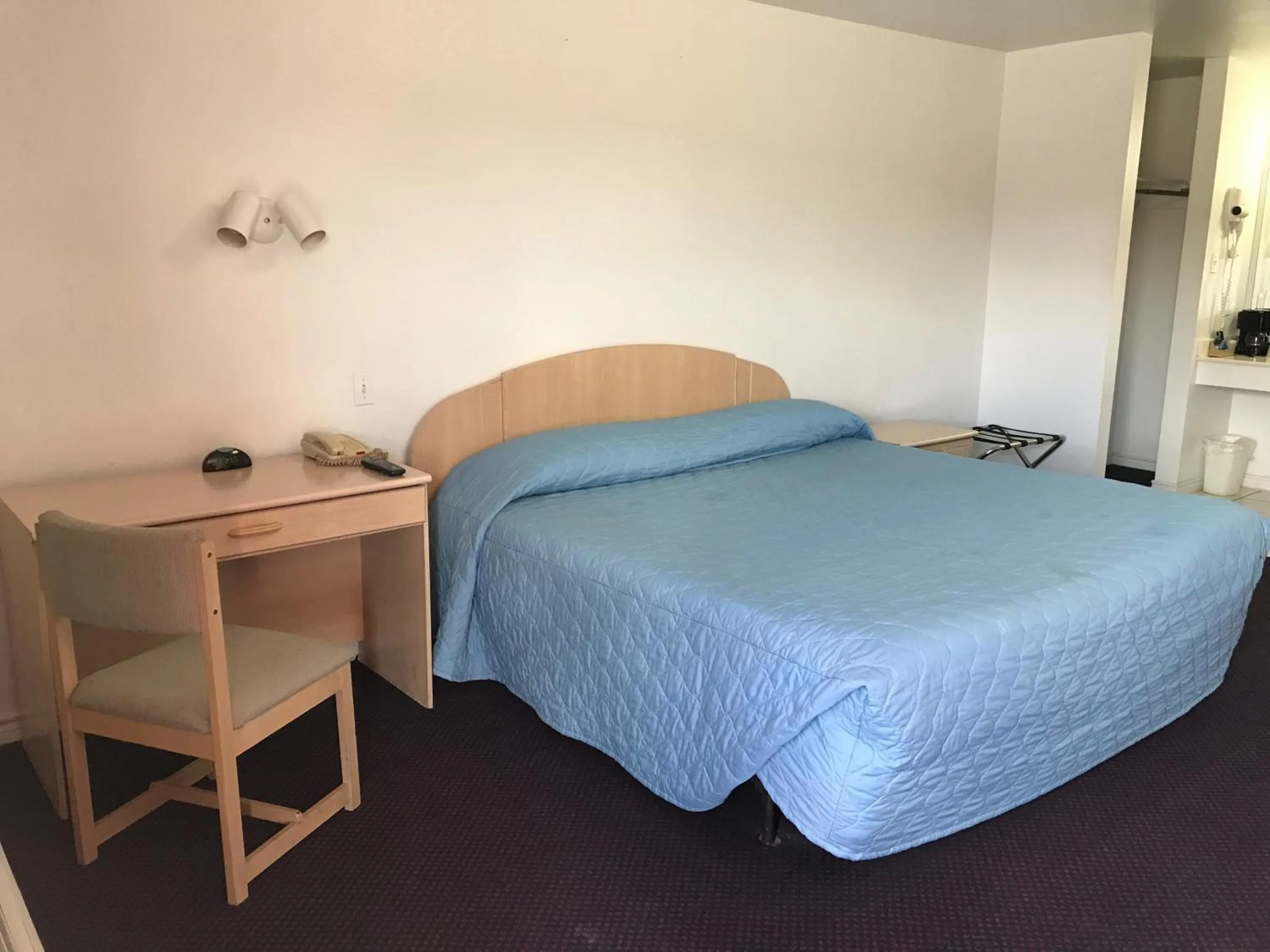 Bedroom, Bed in Luxury Inn