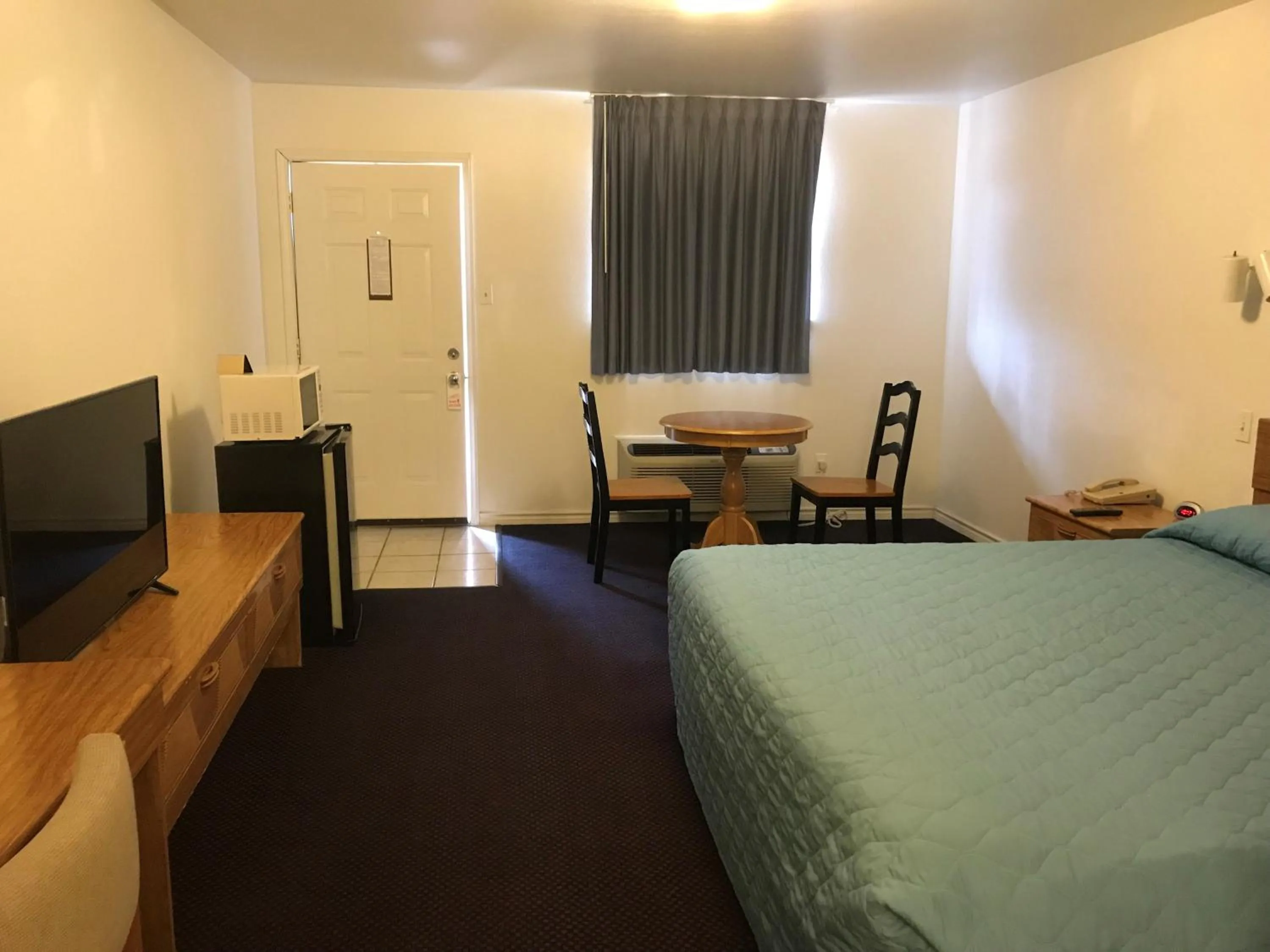 Bedroom, Bed in Luxury Inn