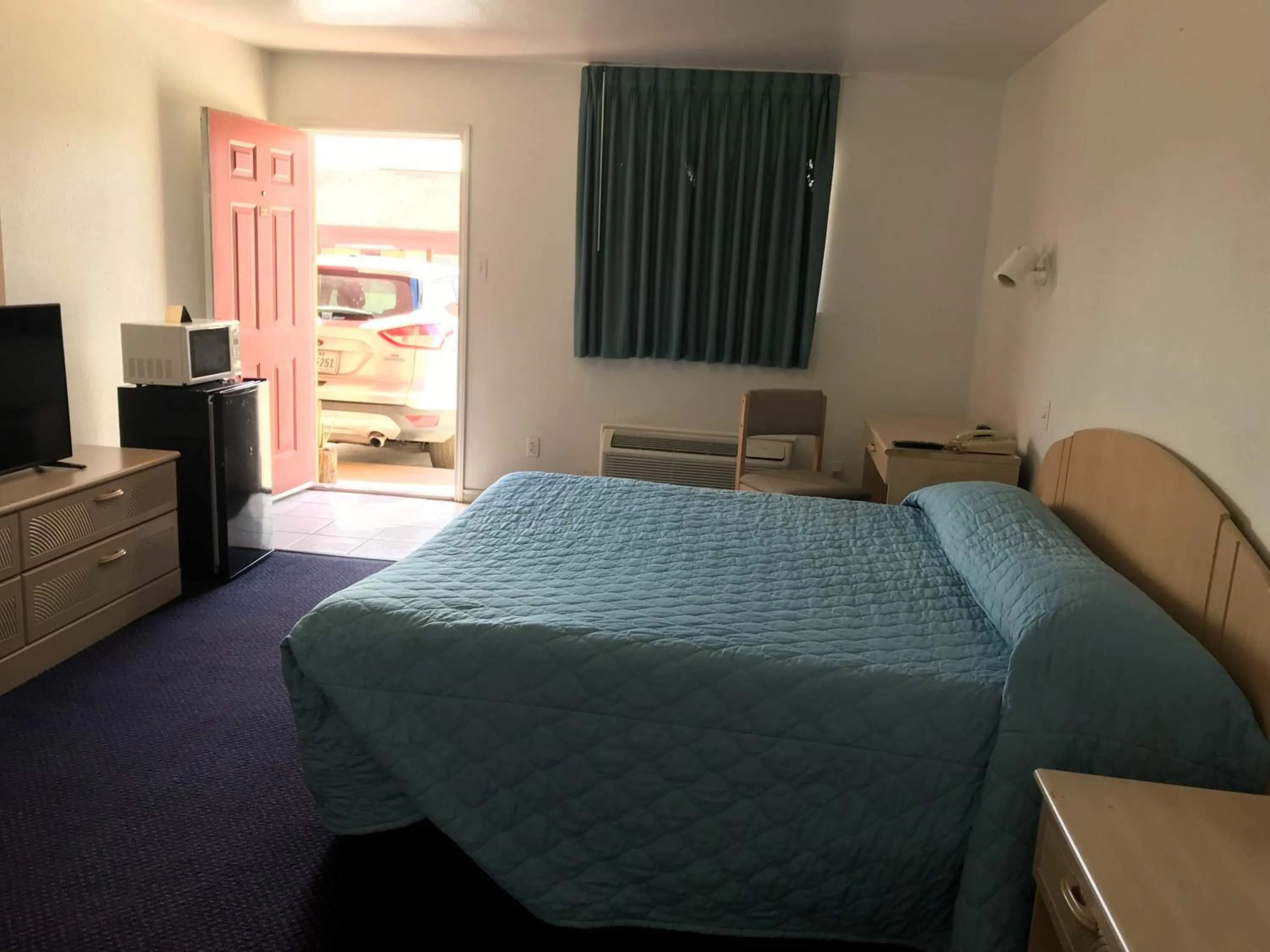 Bedroom, Bed in Luxury Inn