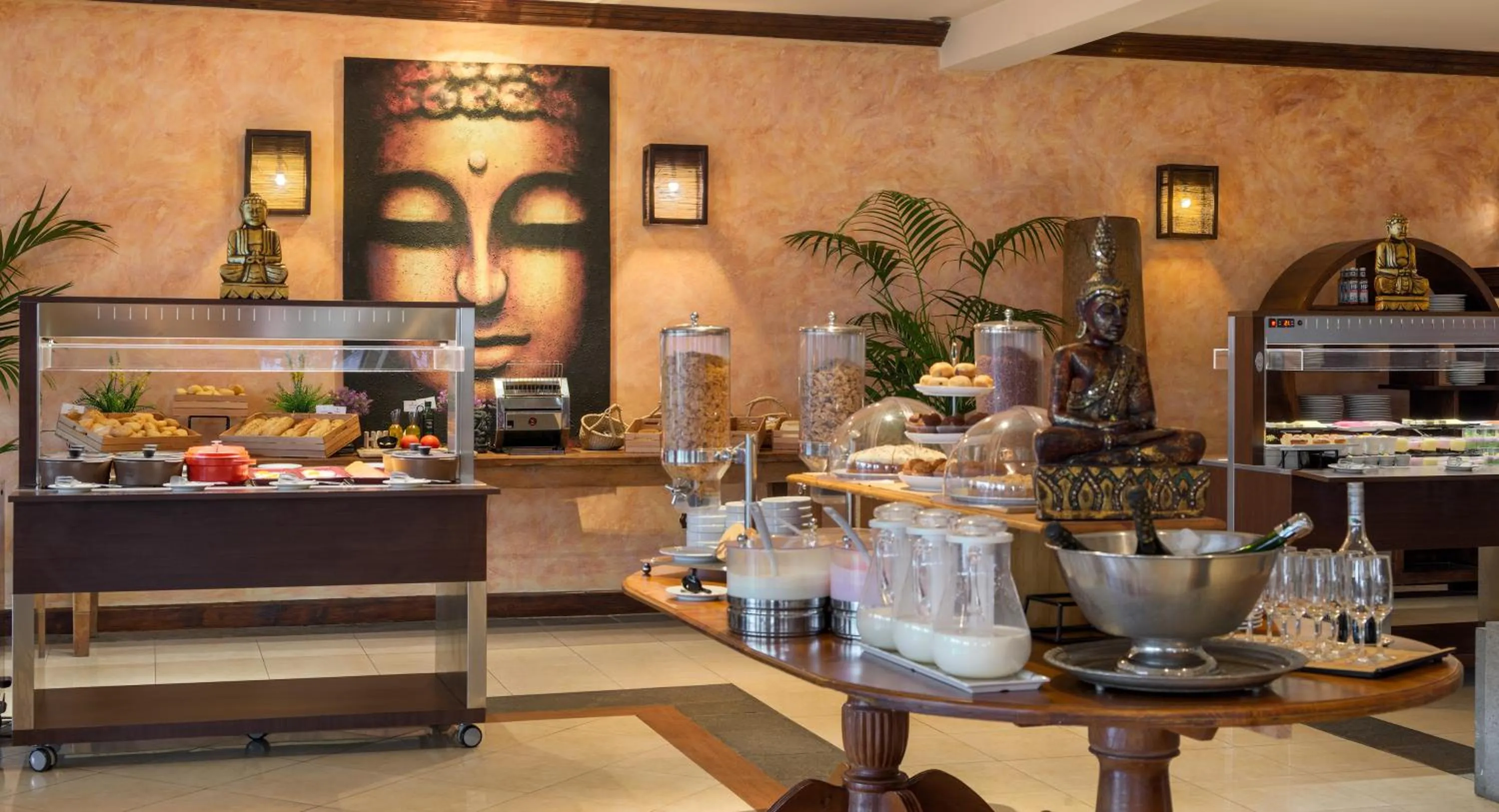 Breakfast in Regency Country Club, Apartments Suites