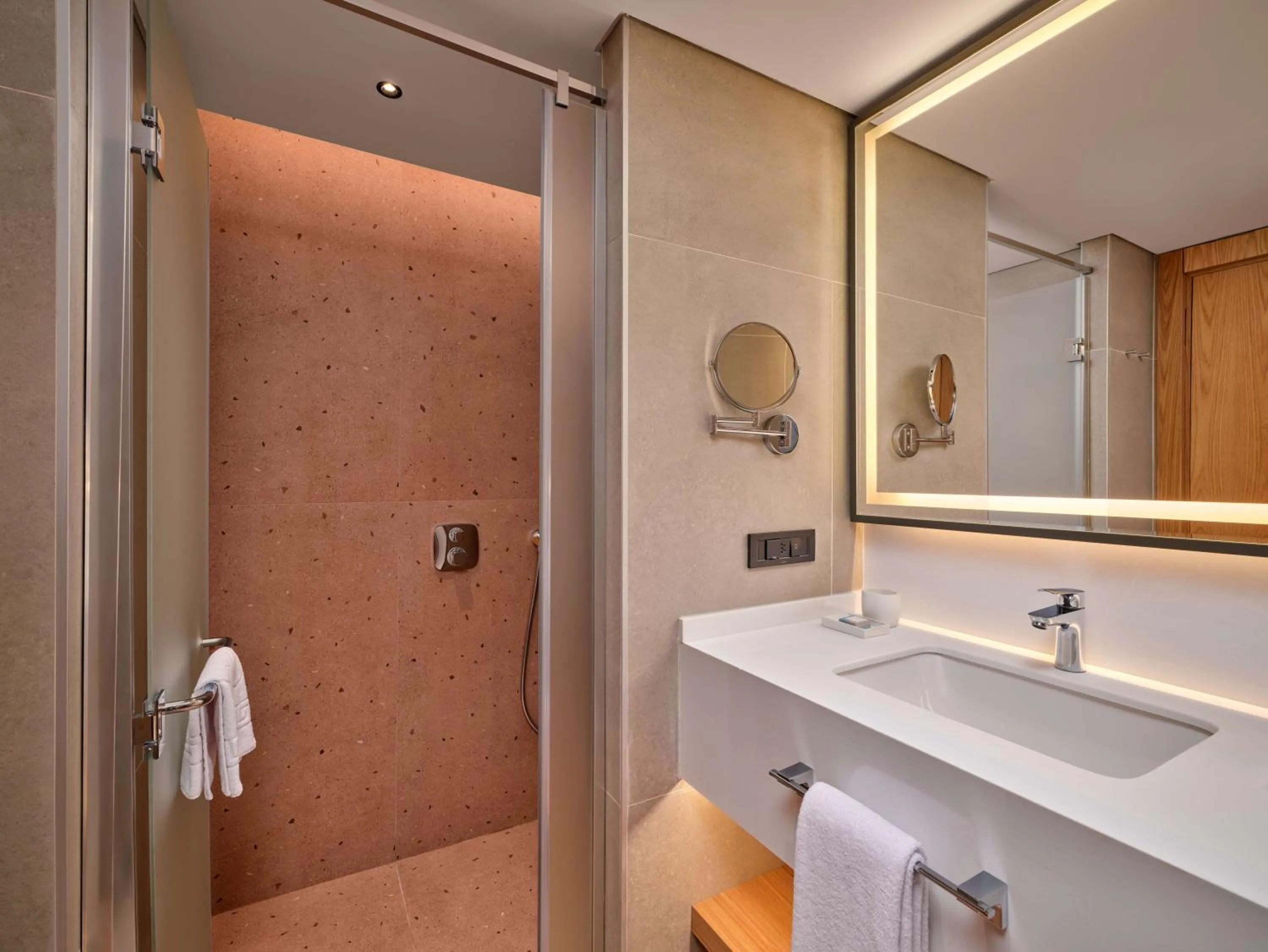 Shower in Paloma Grida