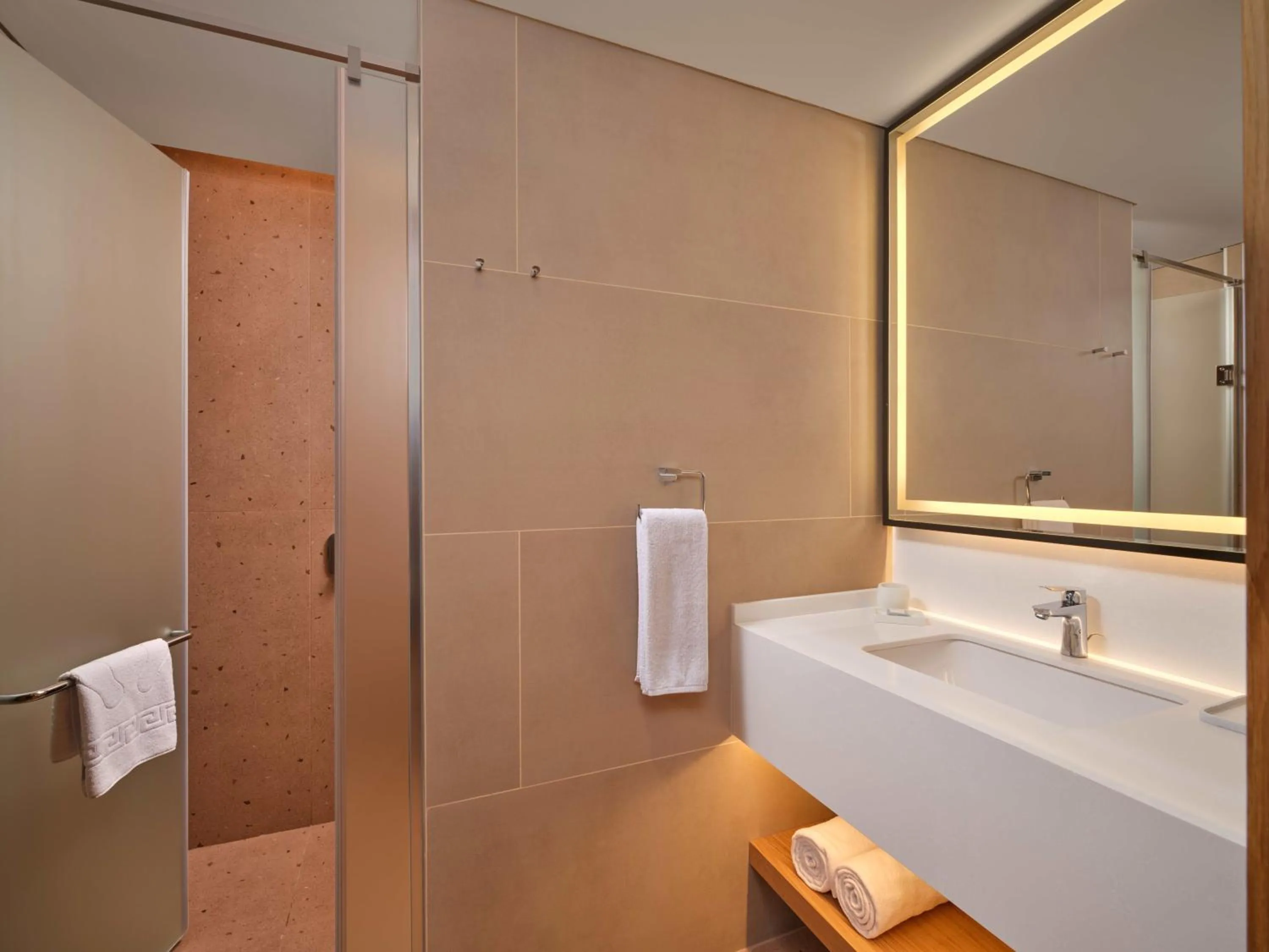 Shower in Paloma Grida