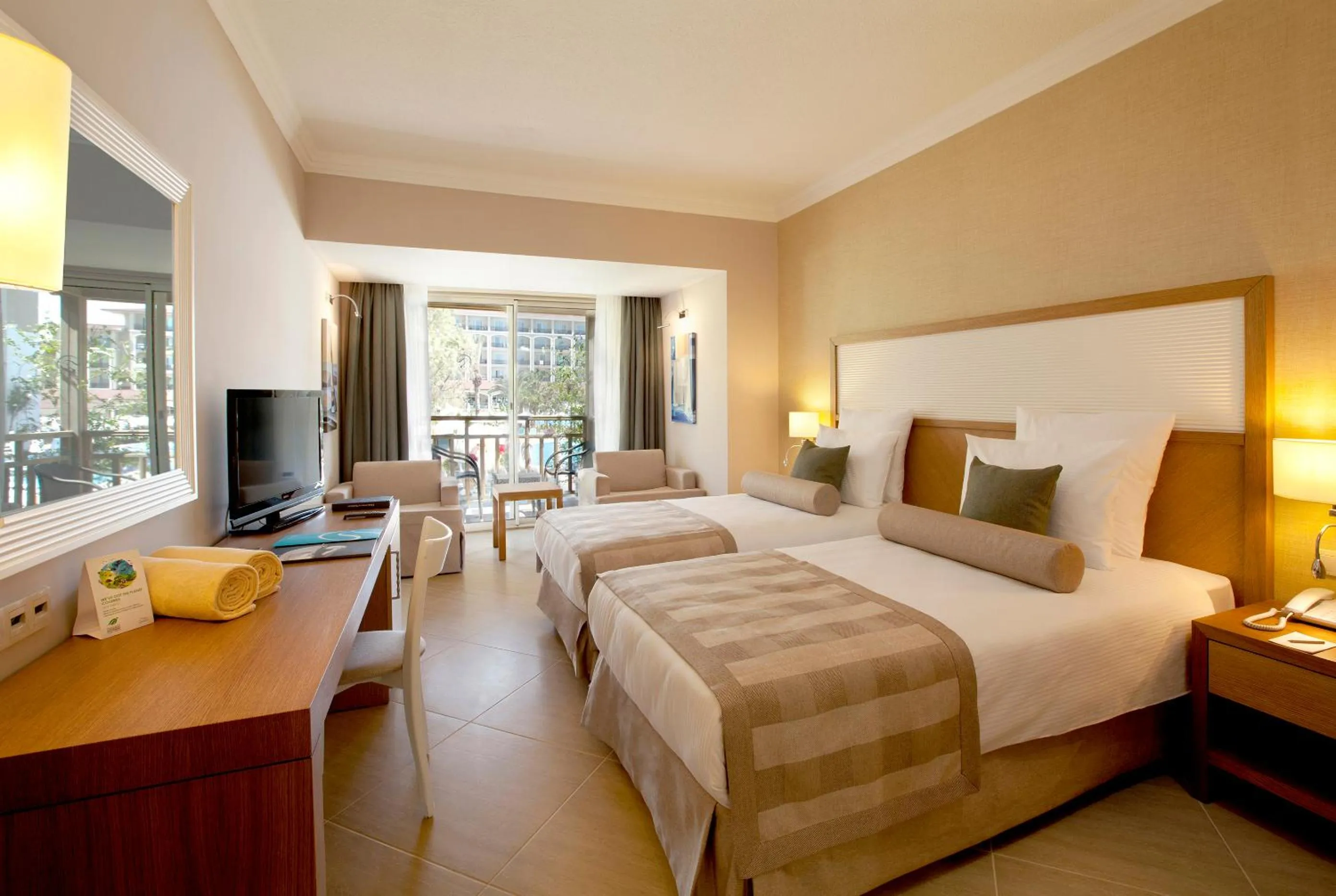 Photo of the whole room, Bed in Paloma Oceana