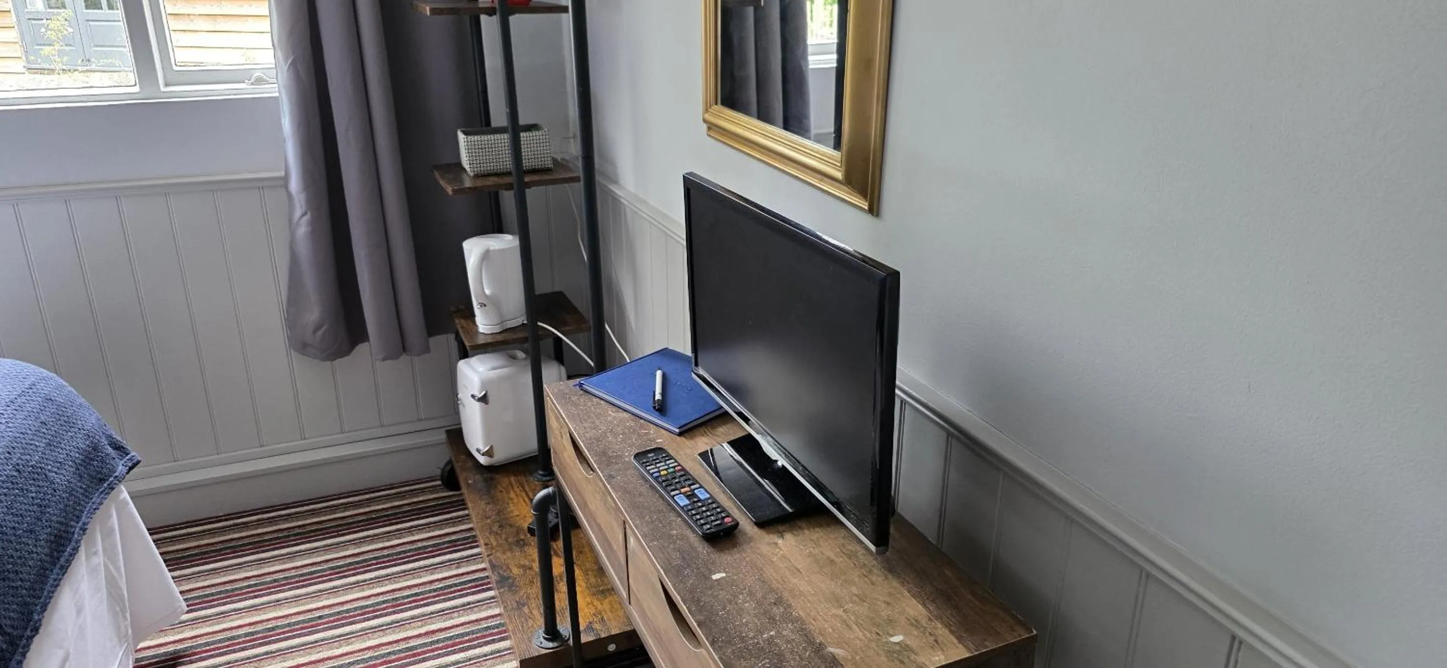 Bedroom in The Benett Arms