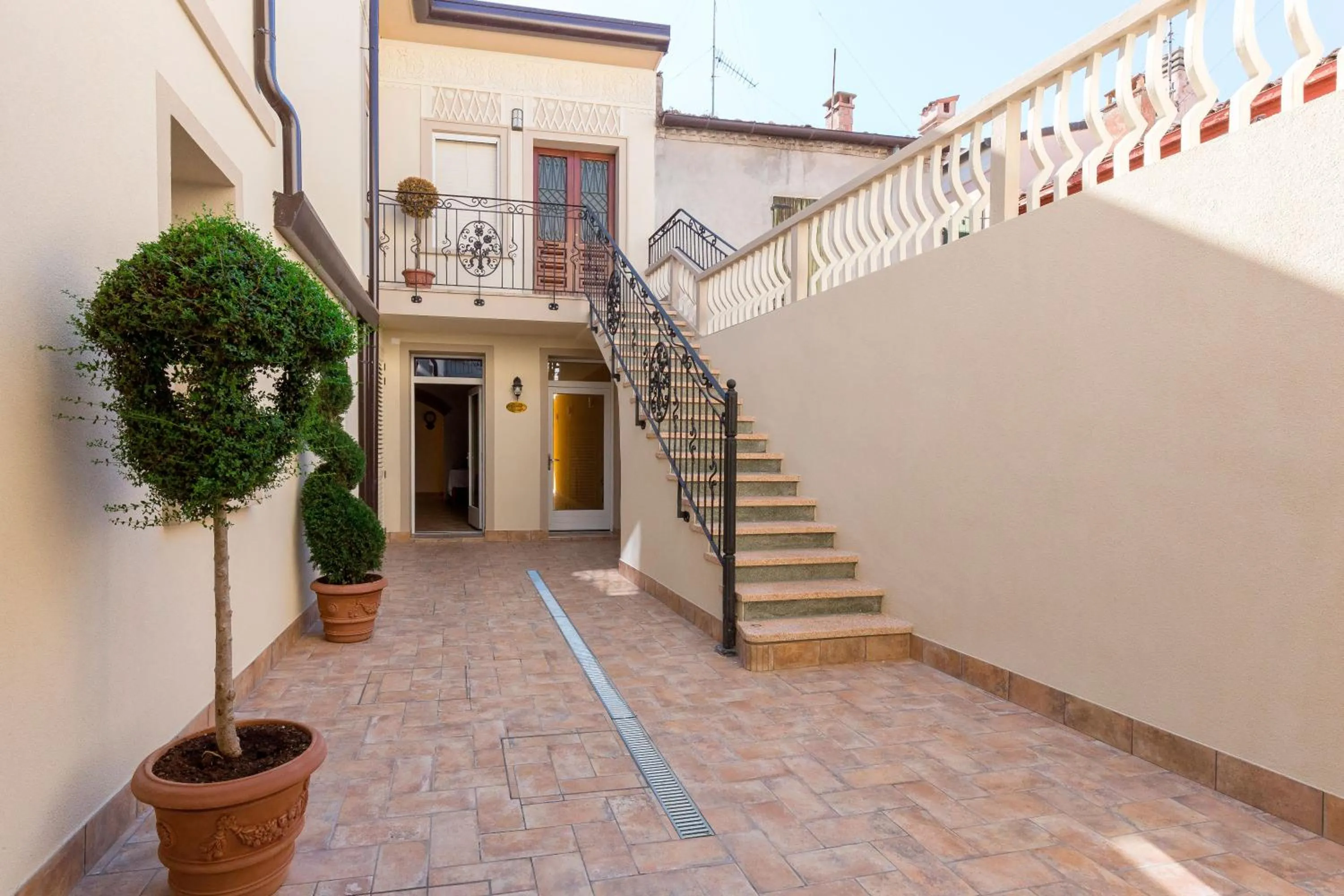 Inner courtyard view in Villa Cavour