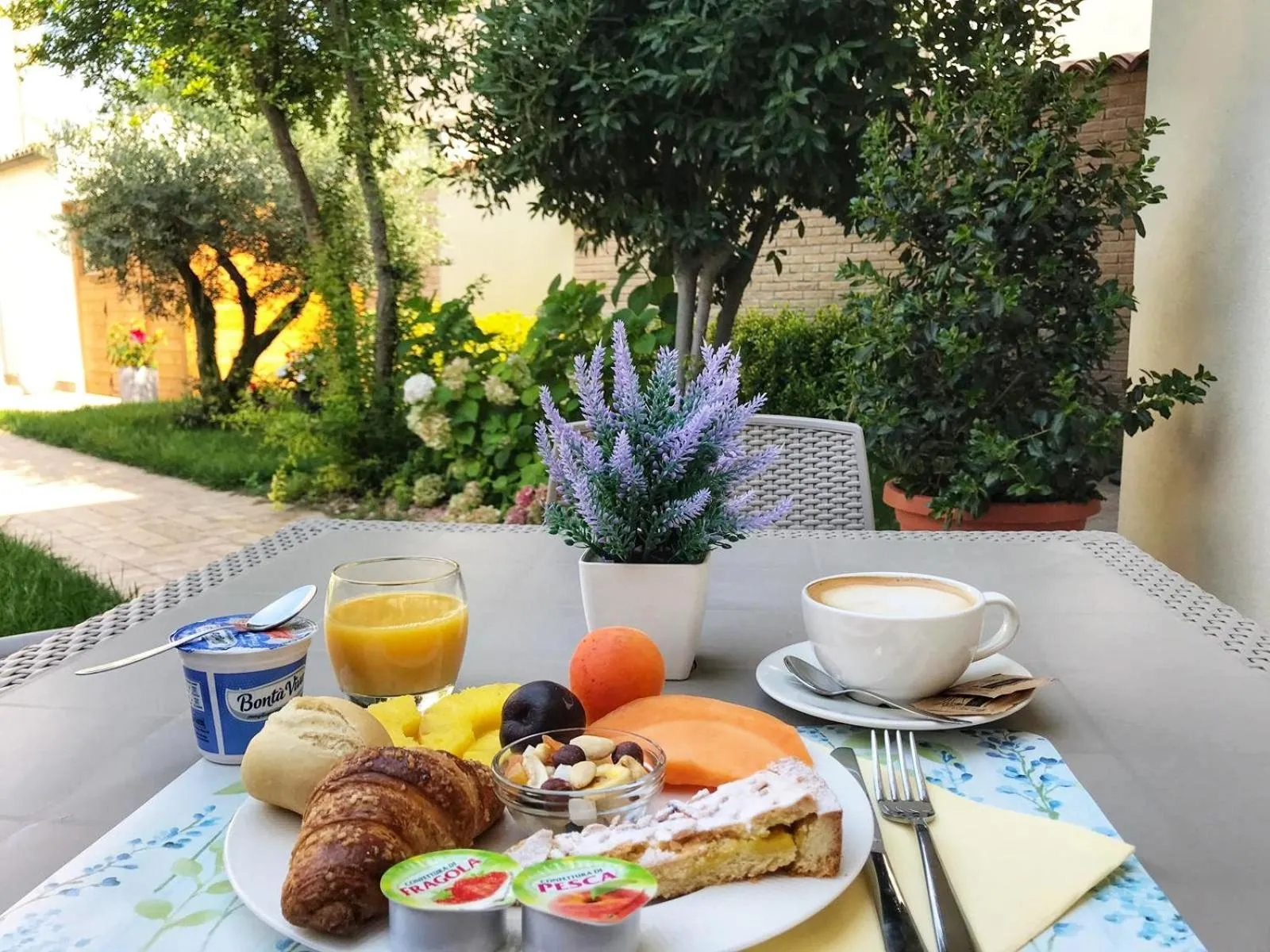 Italian breakfast in Villa Cavour