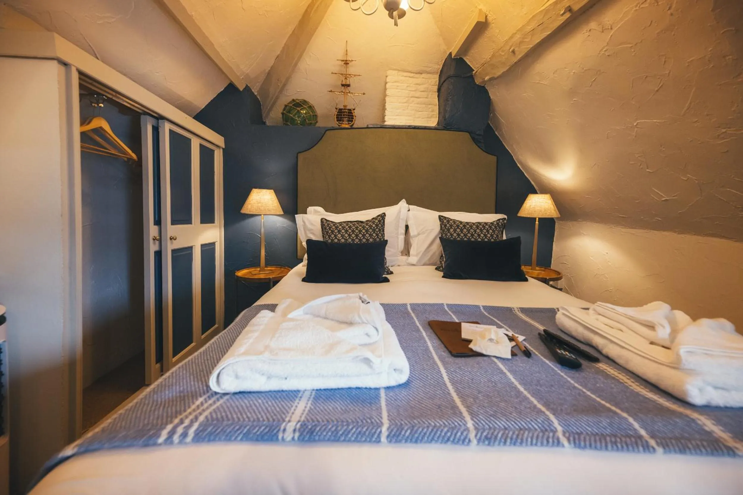 Bed in Bayards Cove Inn