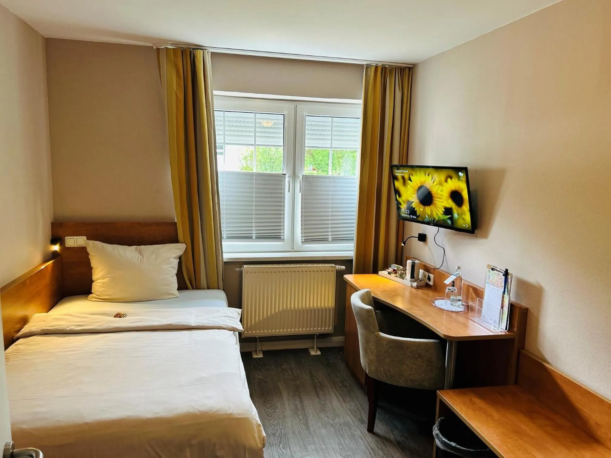 Photo of the whole room, Bed in tauwerk Hotel