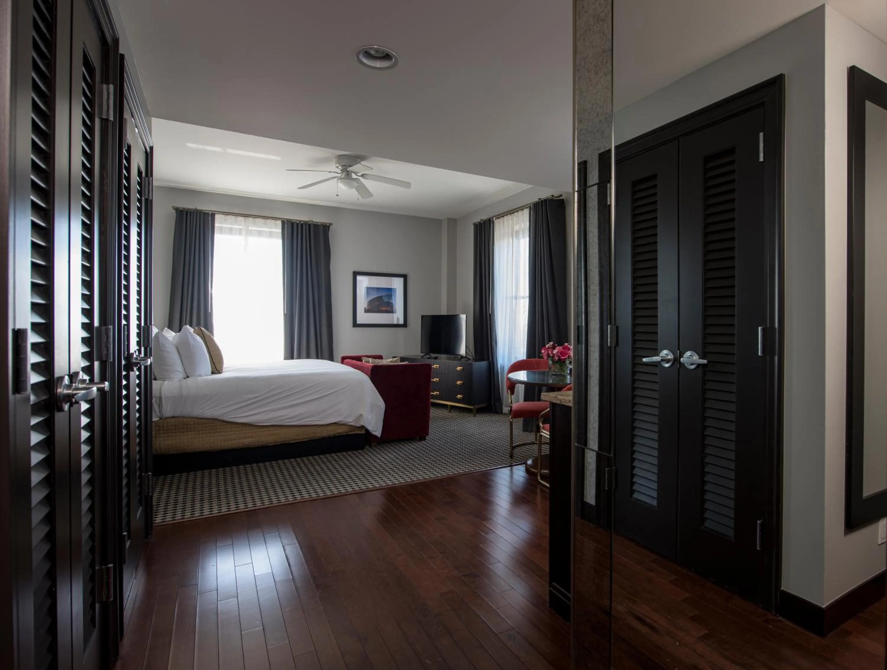 Bedroom, Bed in The Mayo Hotel