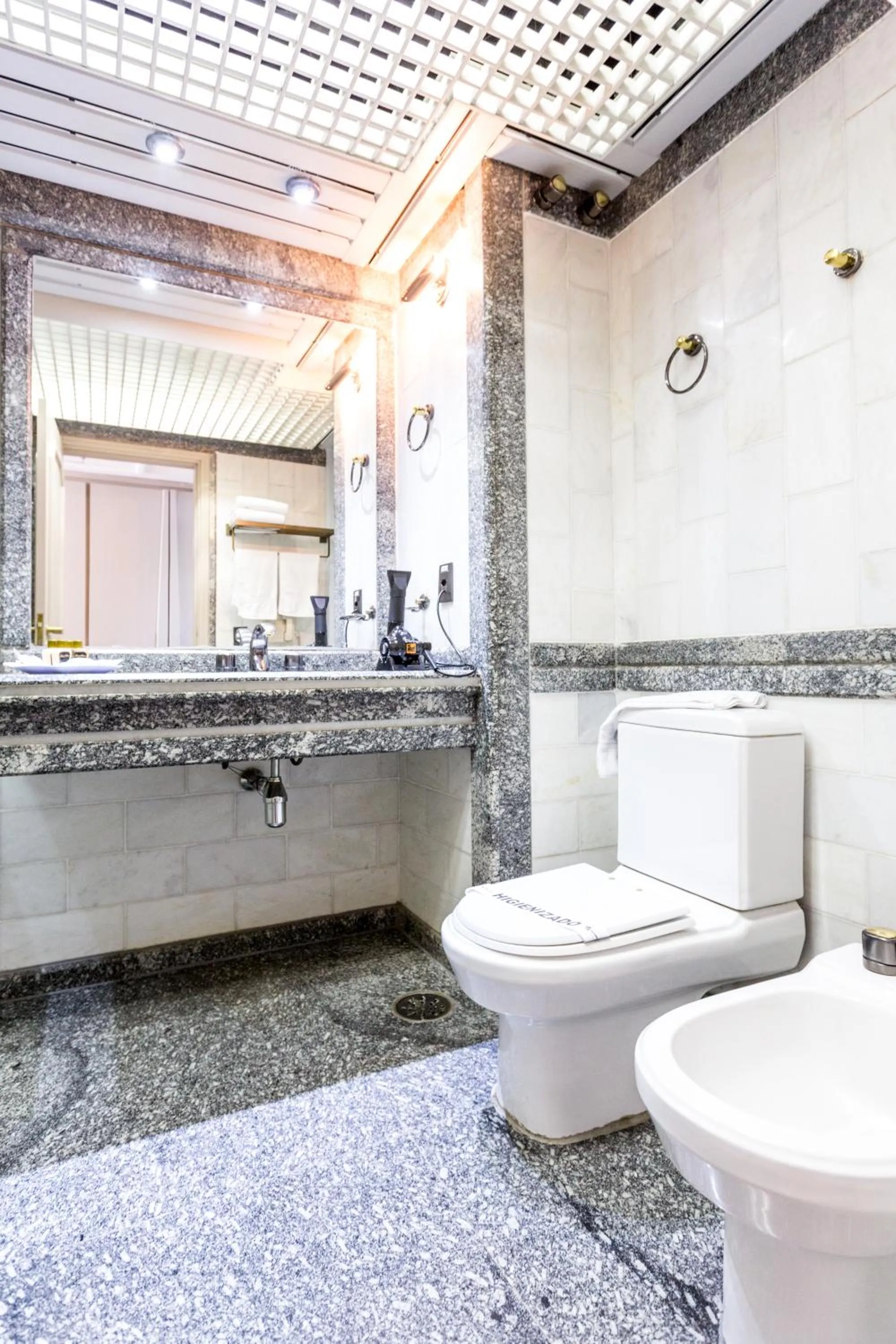 Bathroom in Hotel Golden Park Campinas Cambuí By Nacional Inn