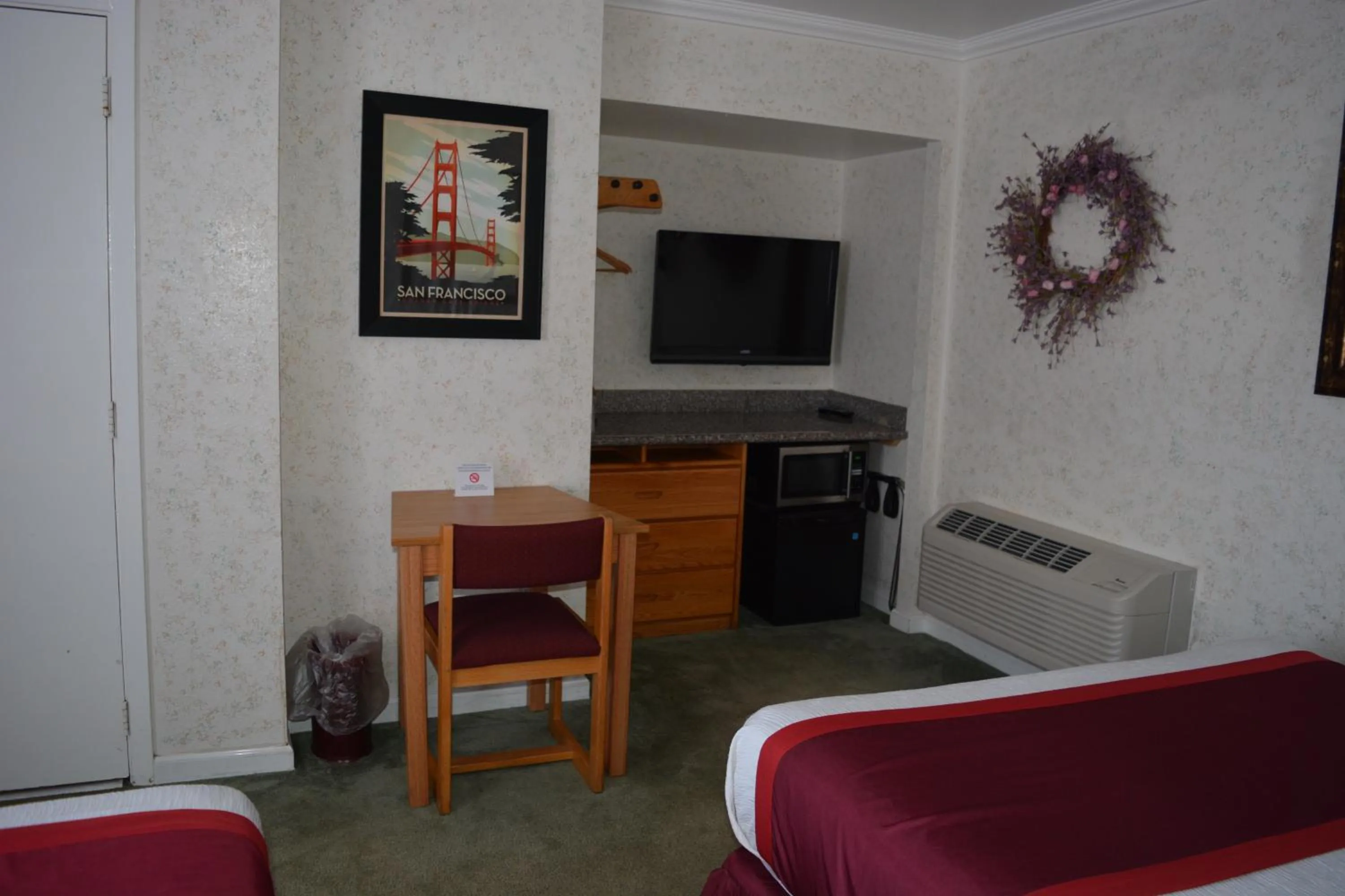 Photo of the whole room in Travelers Inn