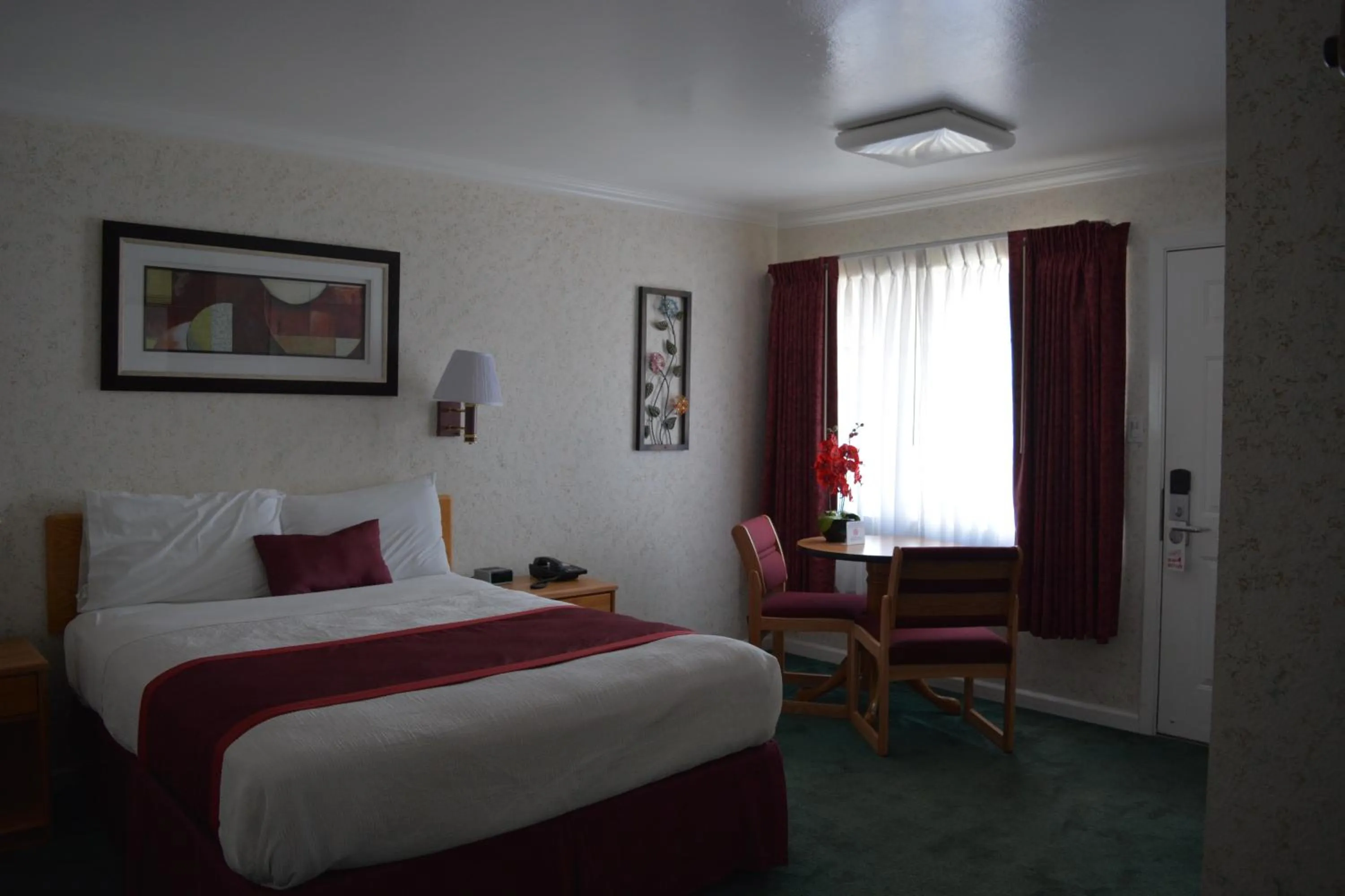 Photo of the whole room, Bed in Travelers Inn