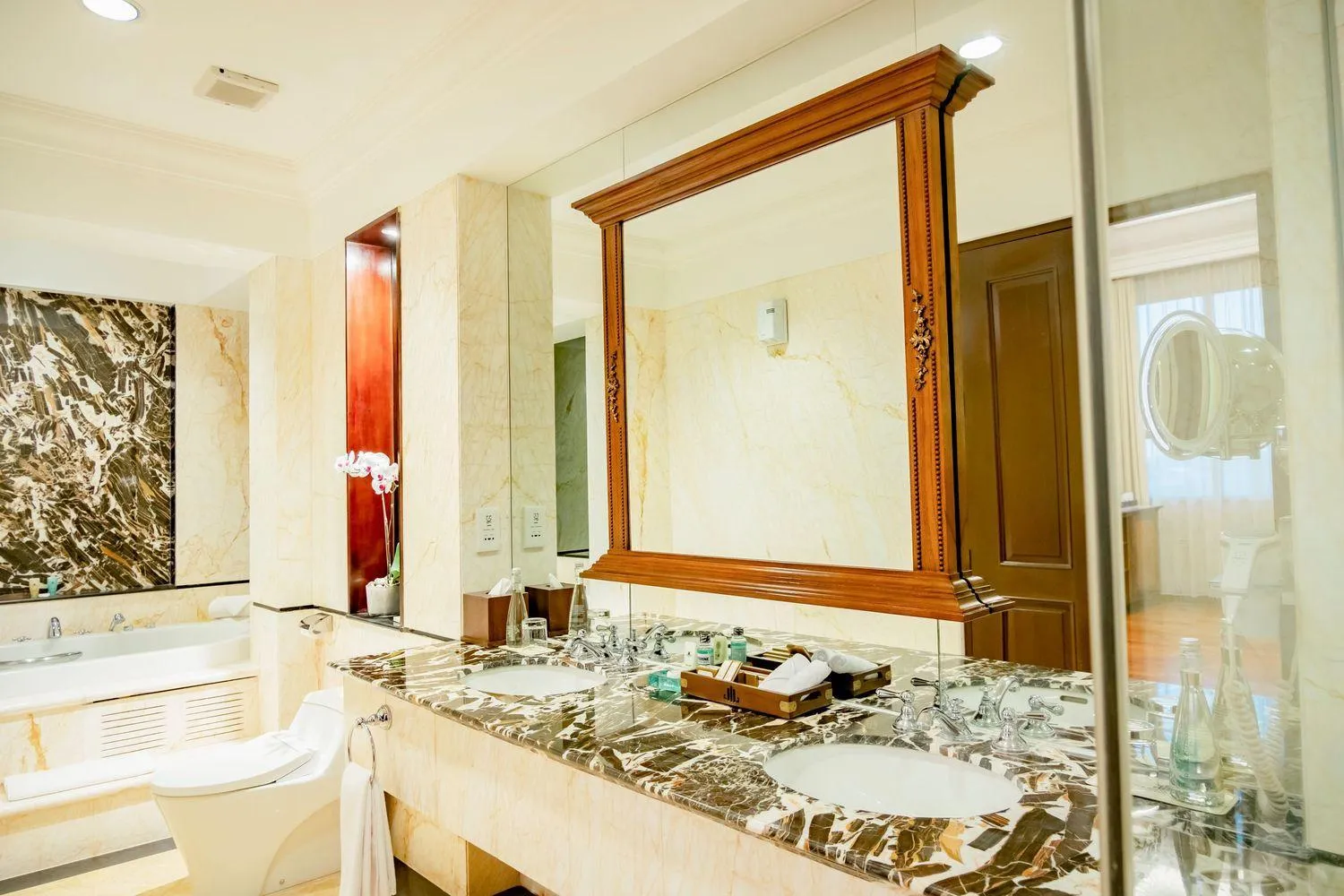 Bathroom in The Sunan Hotel Solo