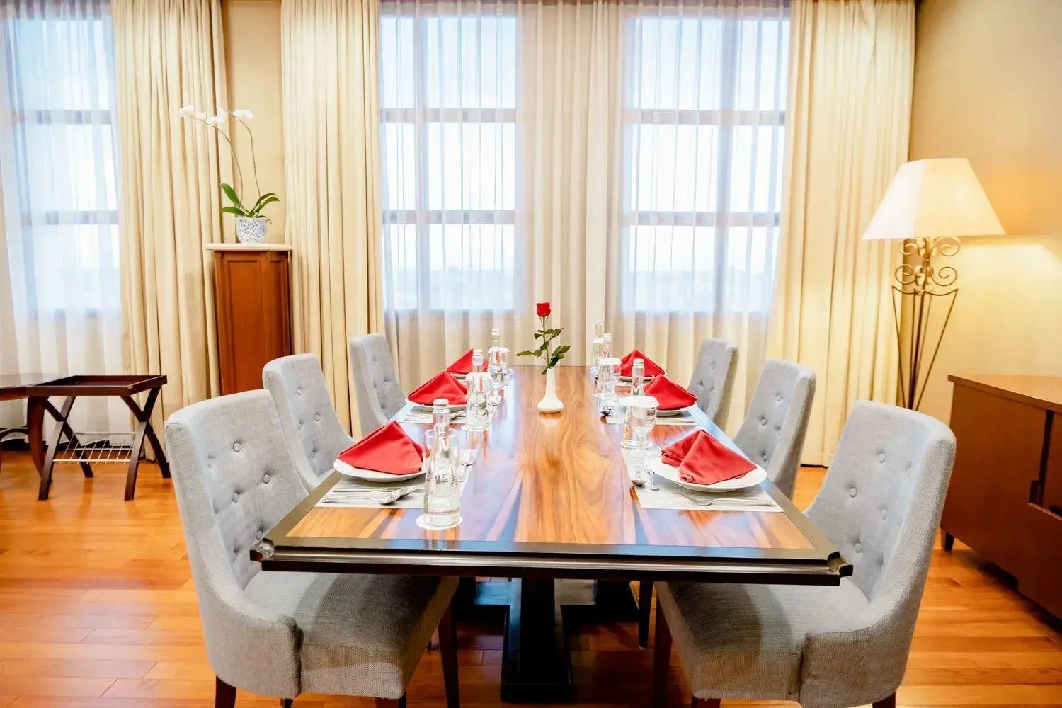 Dining area in The Sunan Hotel Solo Dining area in The Sunan Hotel Solo