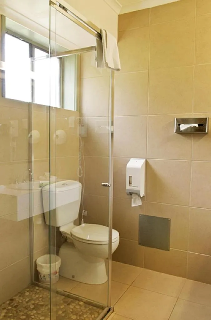 Bathroom in Lamplighter Motel