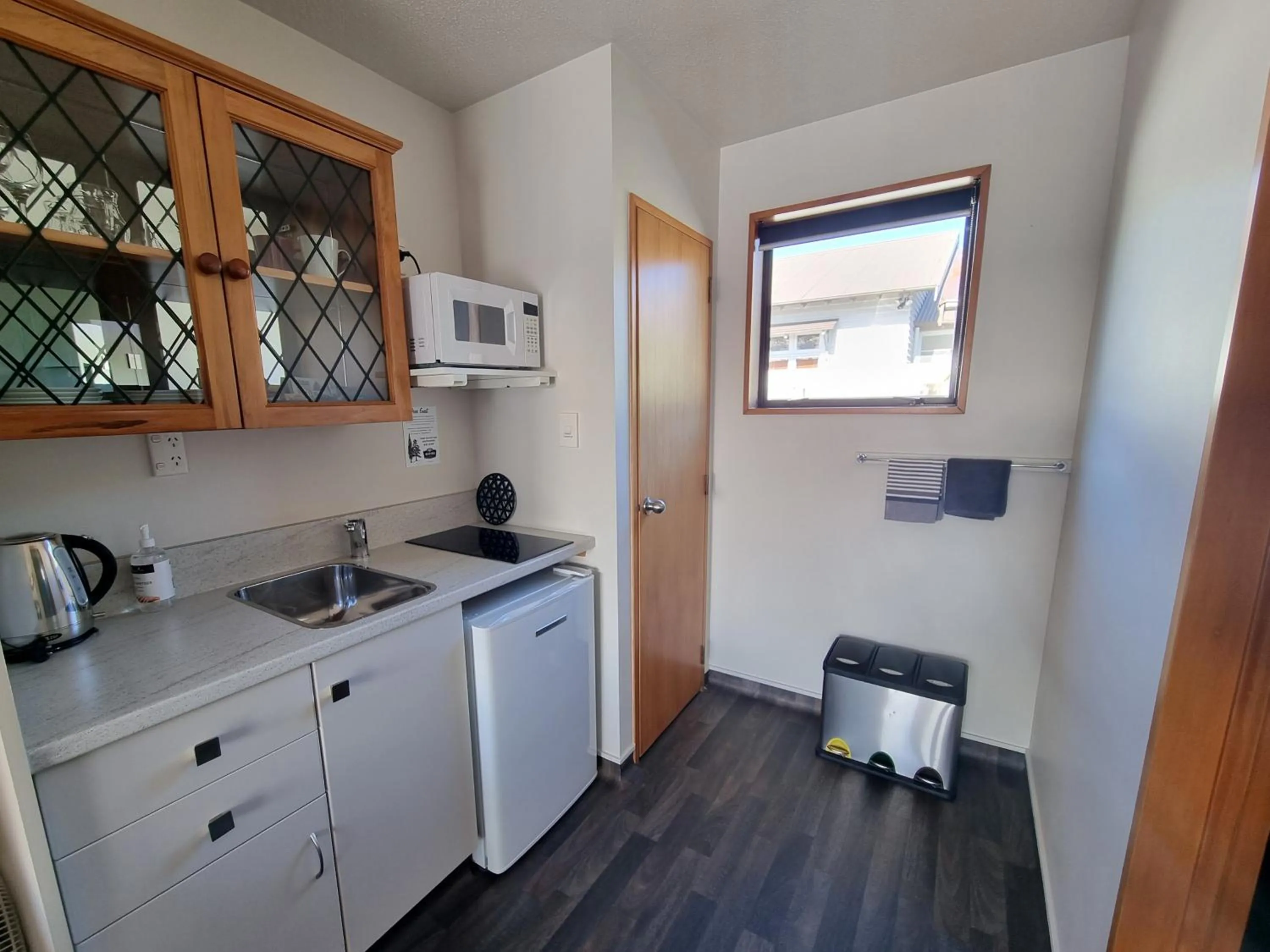 Kitchen or kitchenette in ASURE Gables Motor Lodge