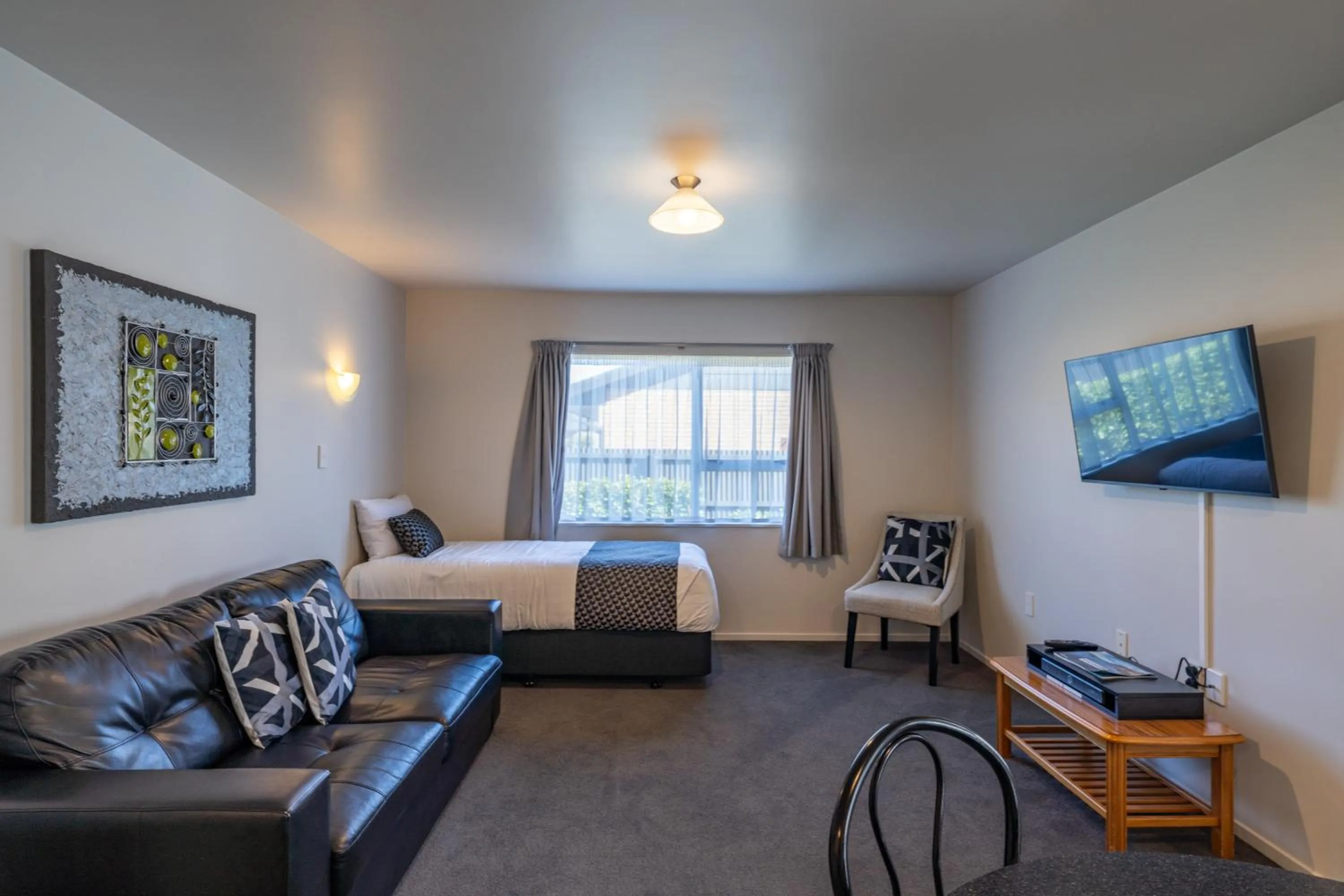 Living room, Bed in ASURE Gables Motor Lodge