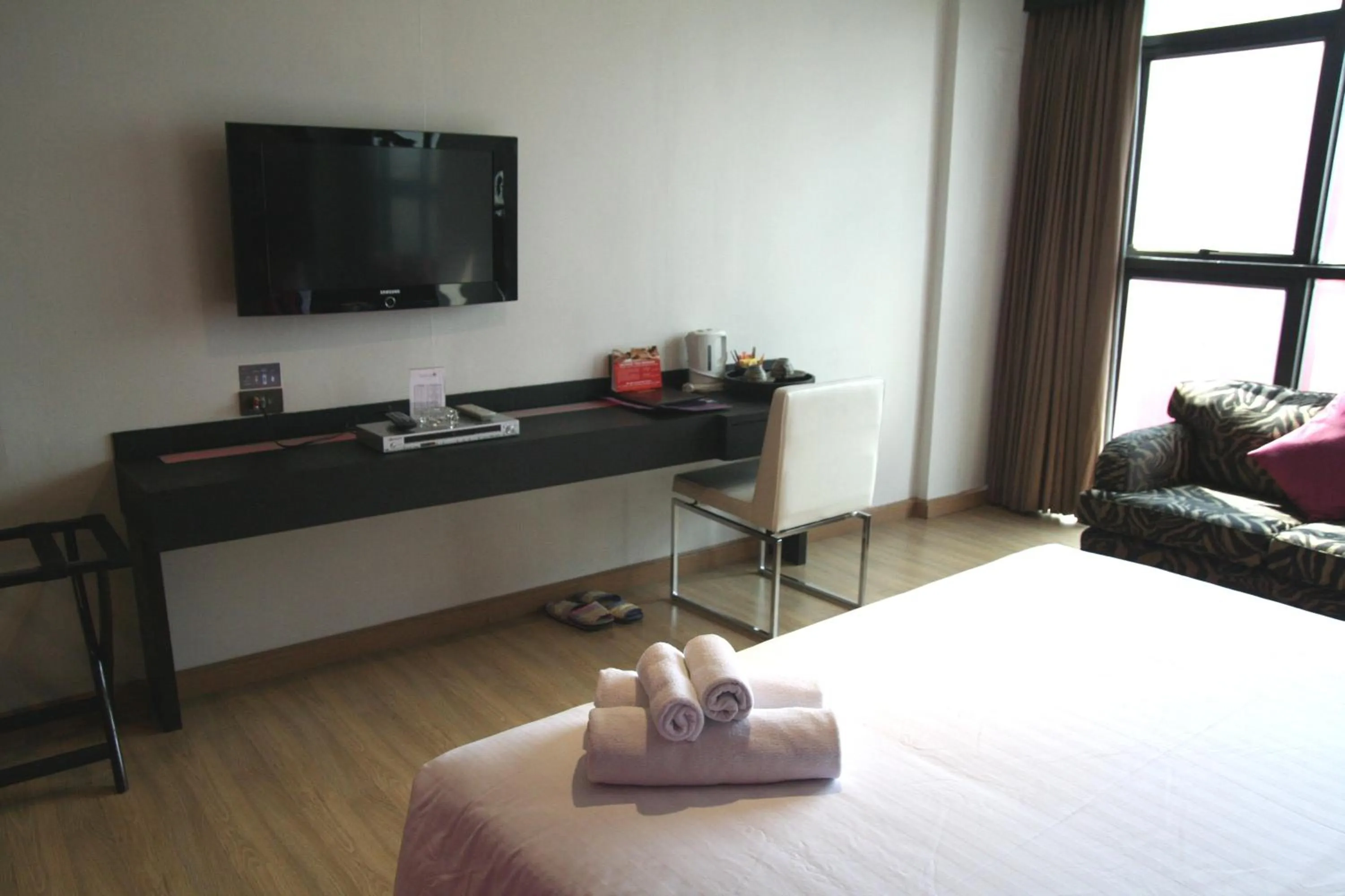 TV and multimedia, Bed in Grand Inn Hotel