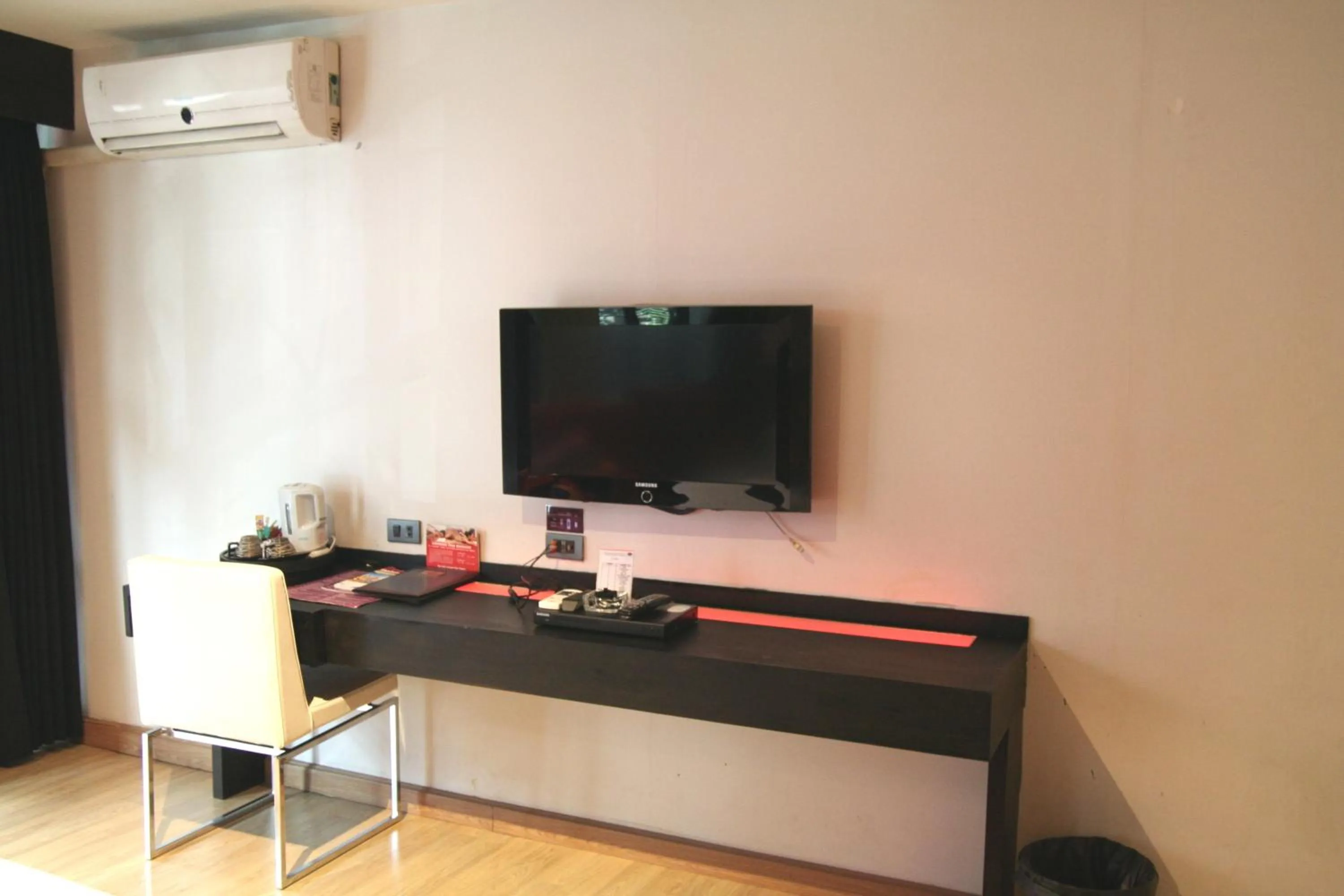 TV and multimedia in Grand Inn Hotel