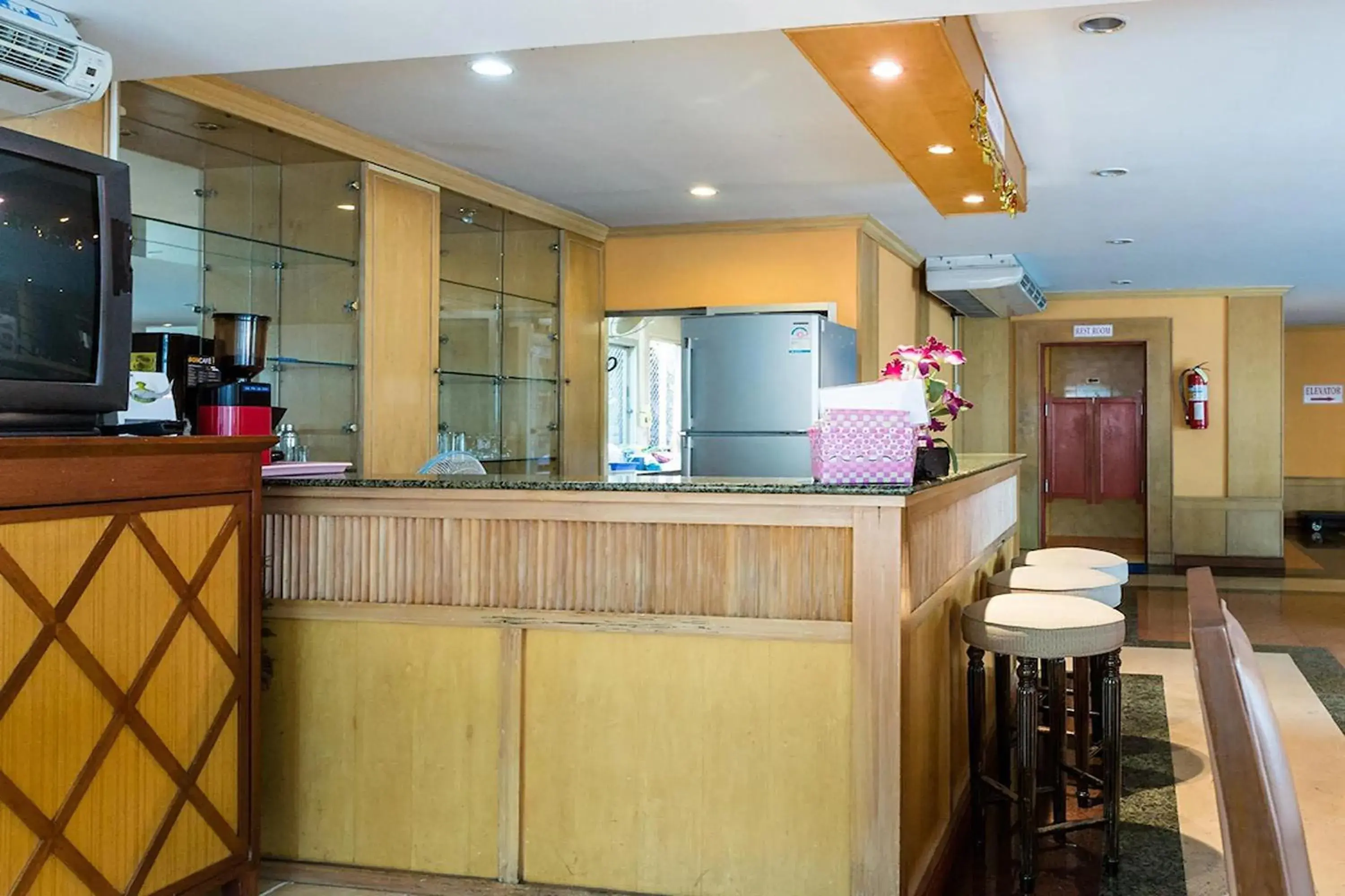 Kitchen or kitchenette, Lobby/Reception in Eastiny Bella Vista Hotel