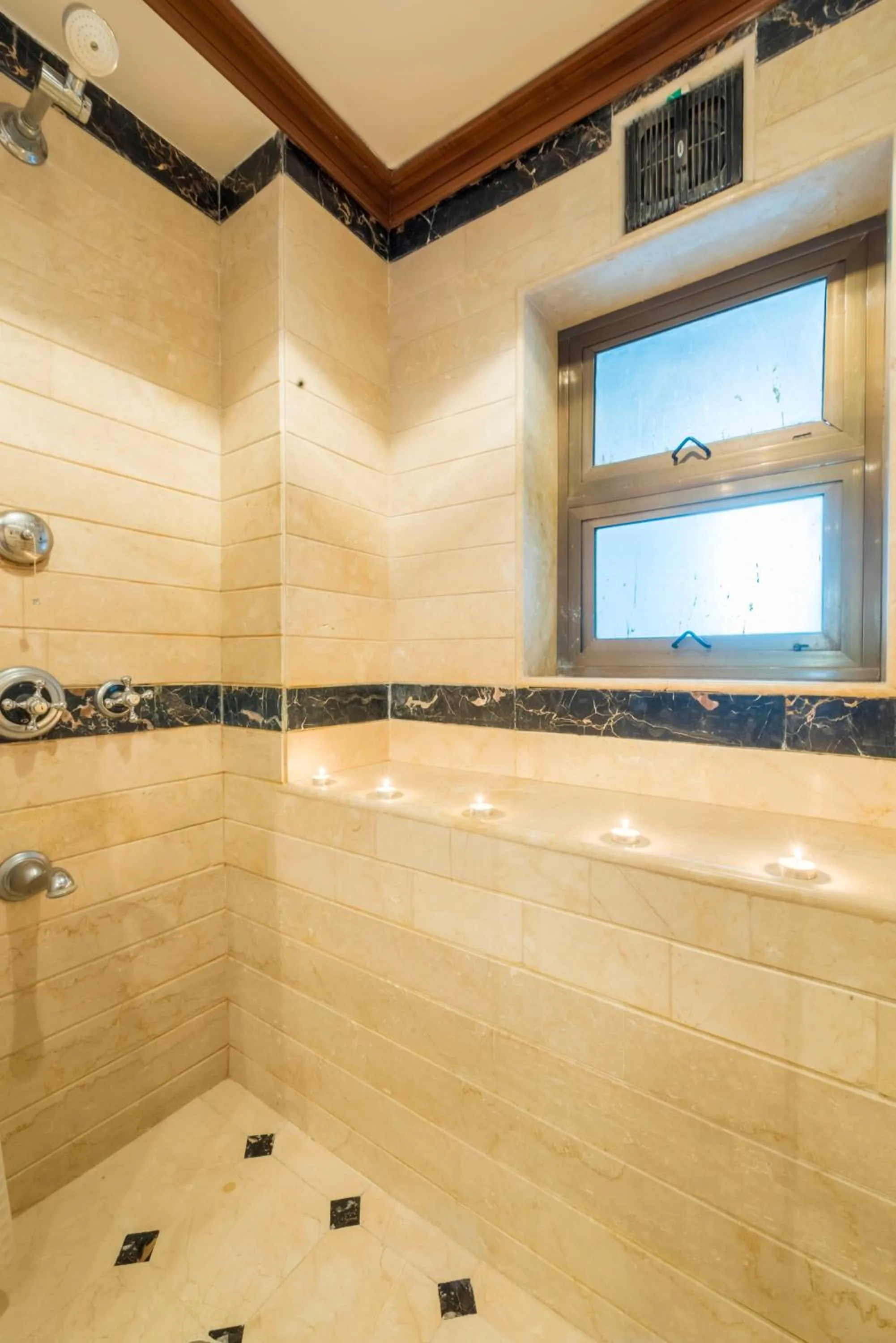 Bathroom in Hotel Parle International