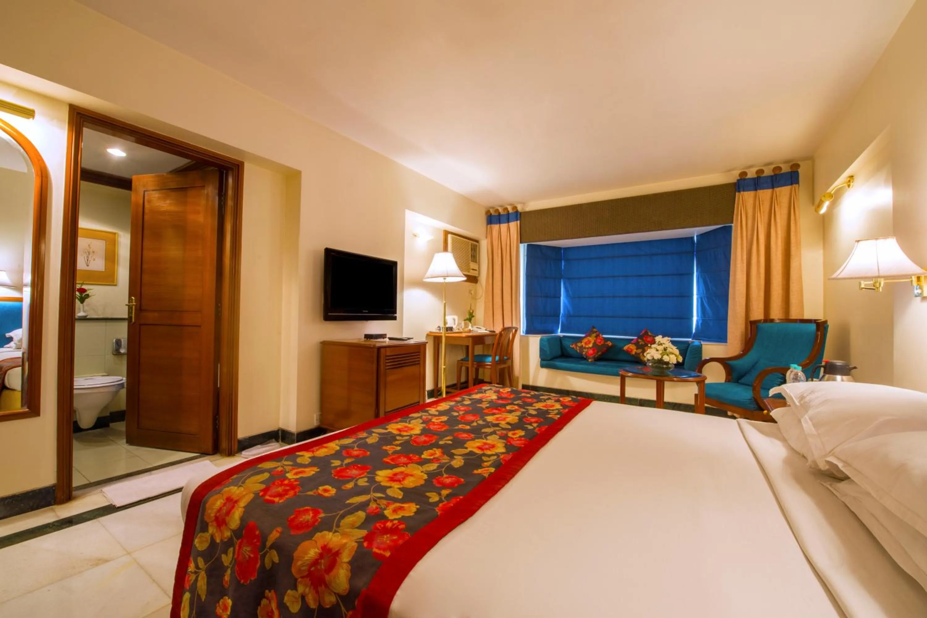 Bed in Hotel Parle International