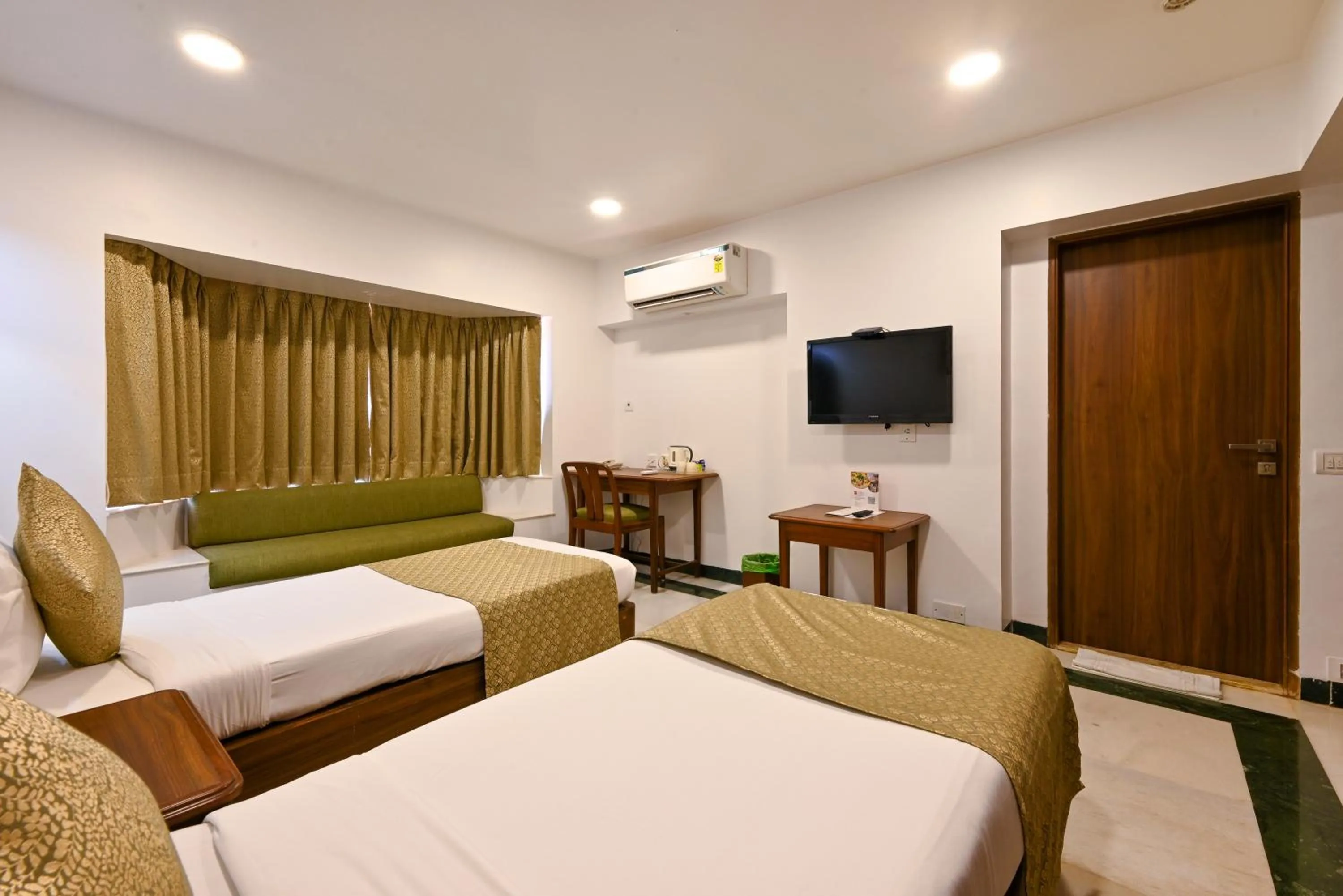 Bed in Hotel Parle International