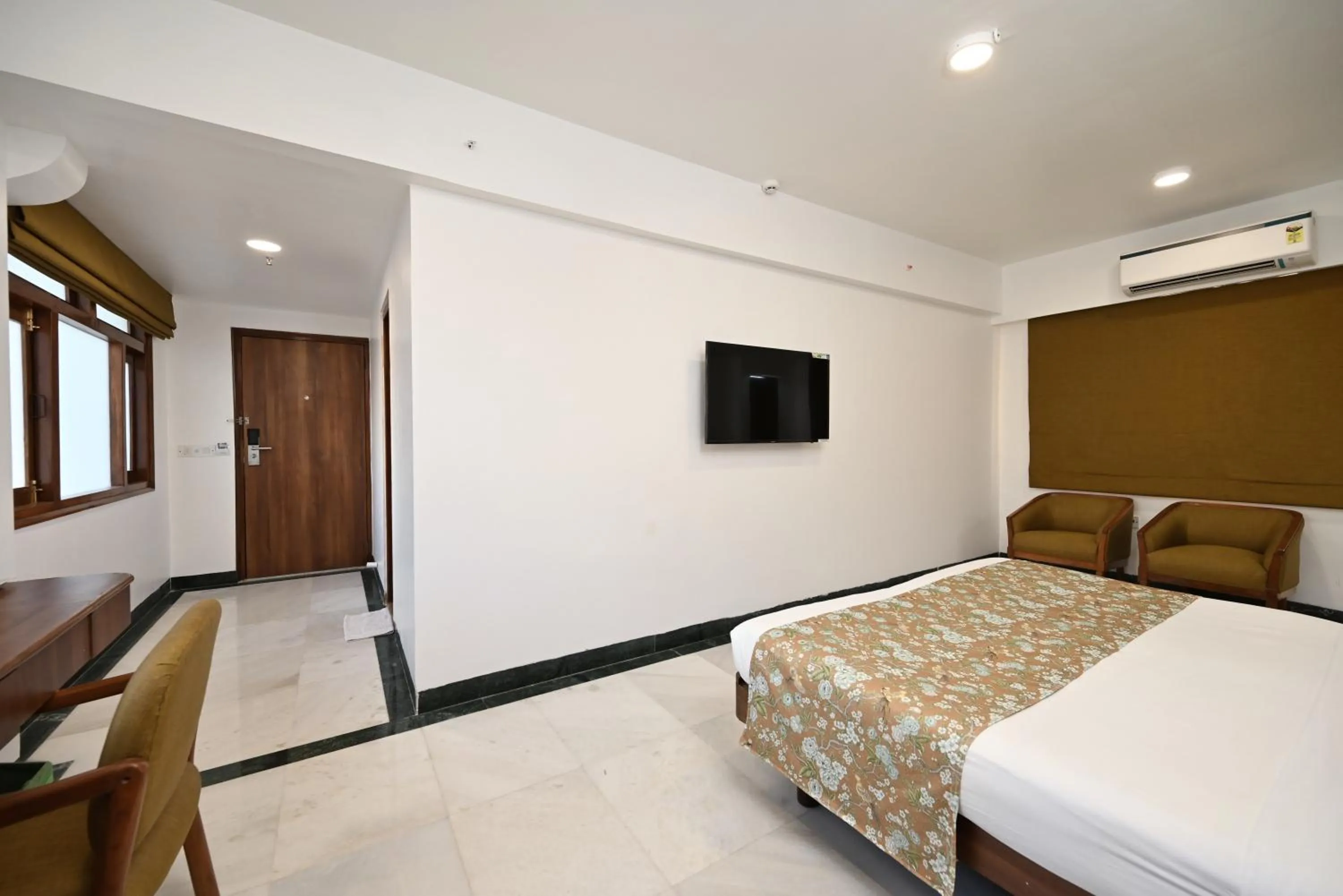 Photo of the whole room, Bed in Hotel Parle International