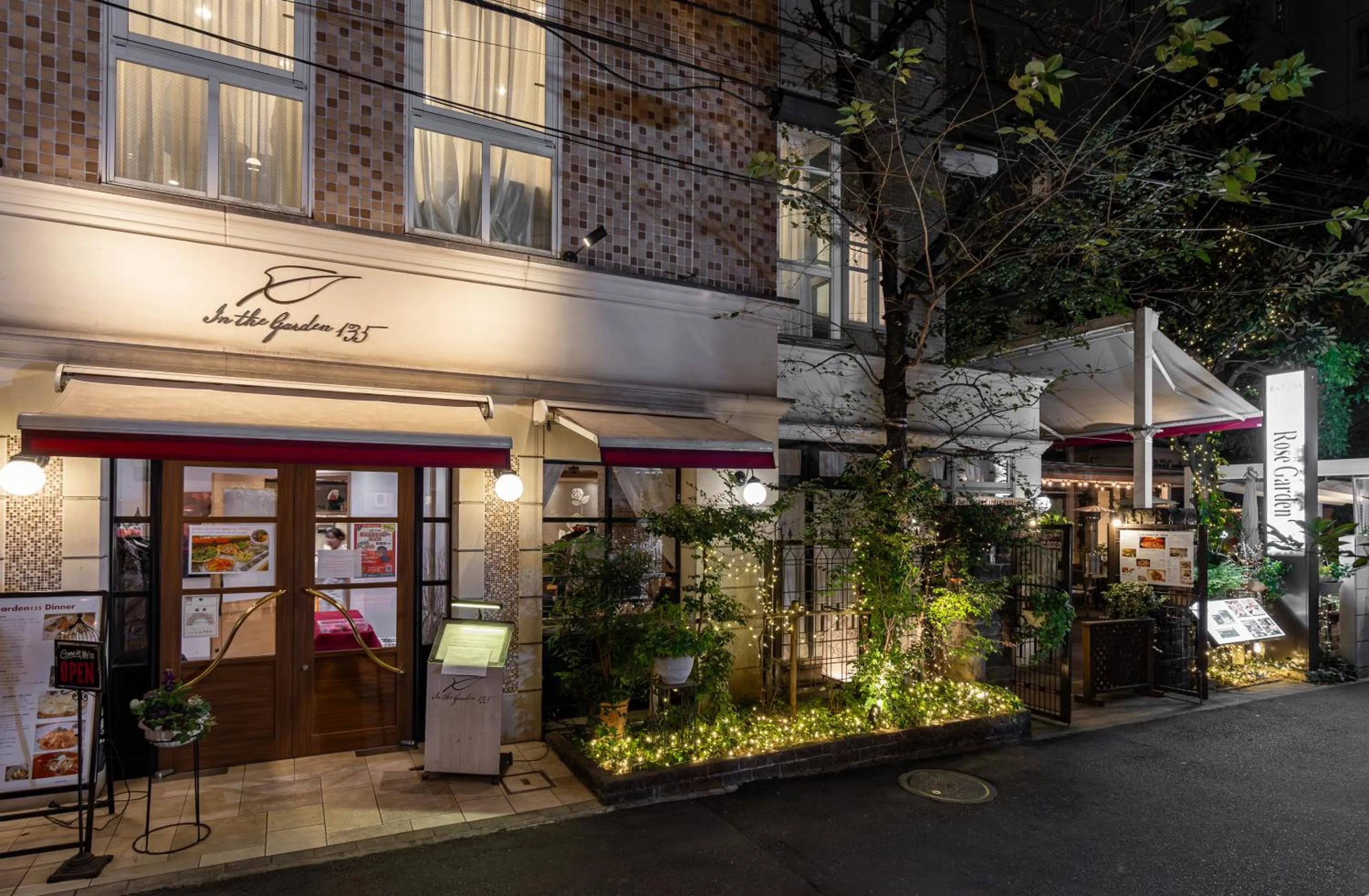 Restaurant/places to eat in Hotel Rose Garden Shinjuku