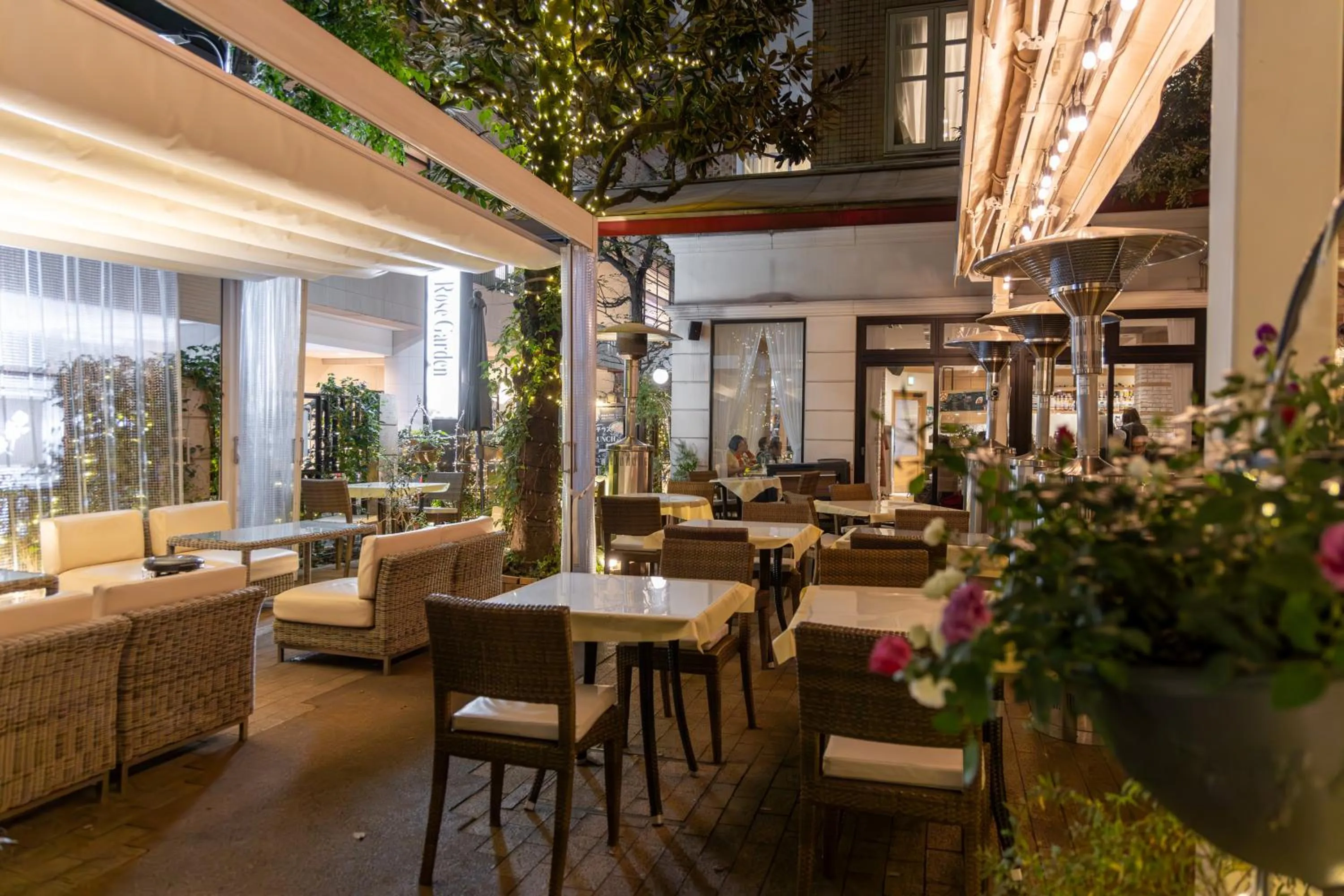 Restaurant/places to eat in Hotel Rose Garden Shinjuku