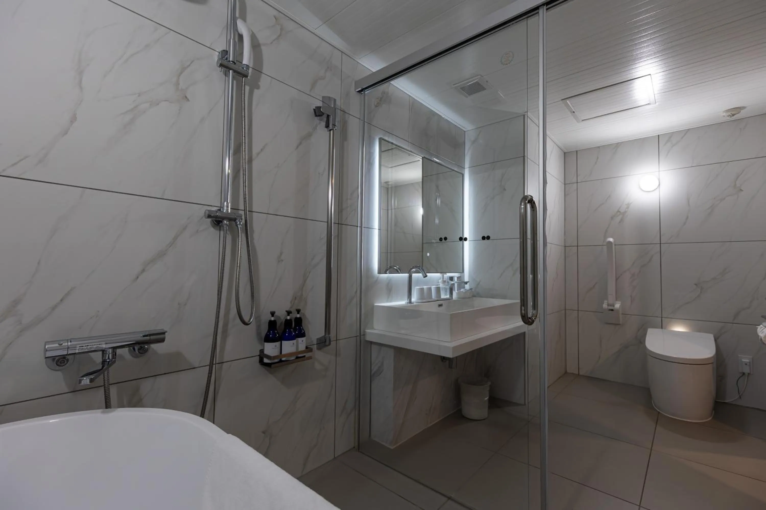 Shower in Hotel Rose Garden Shinjuku