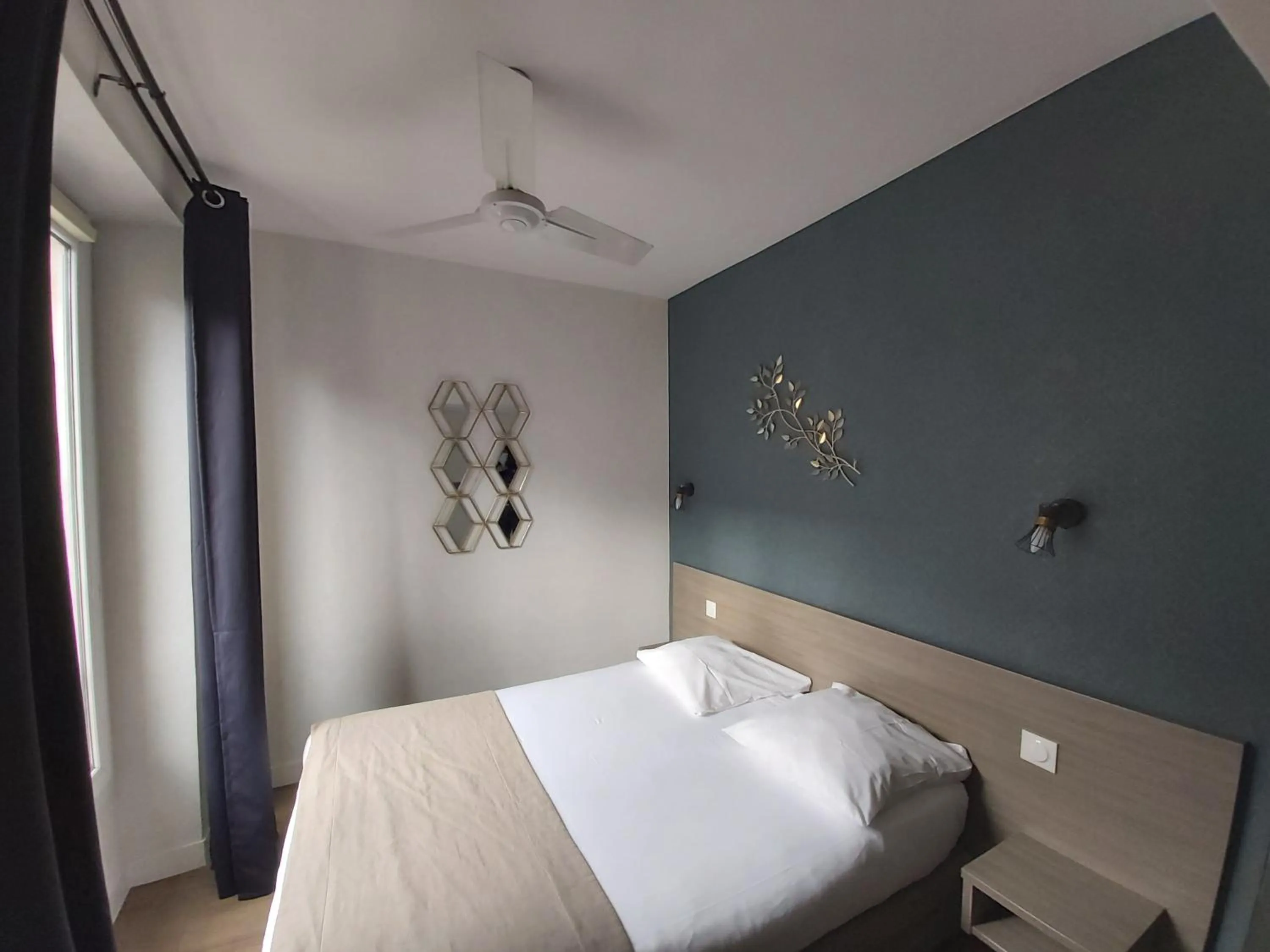 Photo of the whole room, Bed in Hôtel Eiffel Kensington