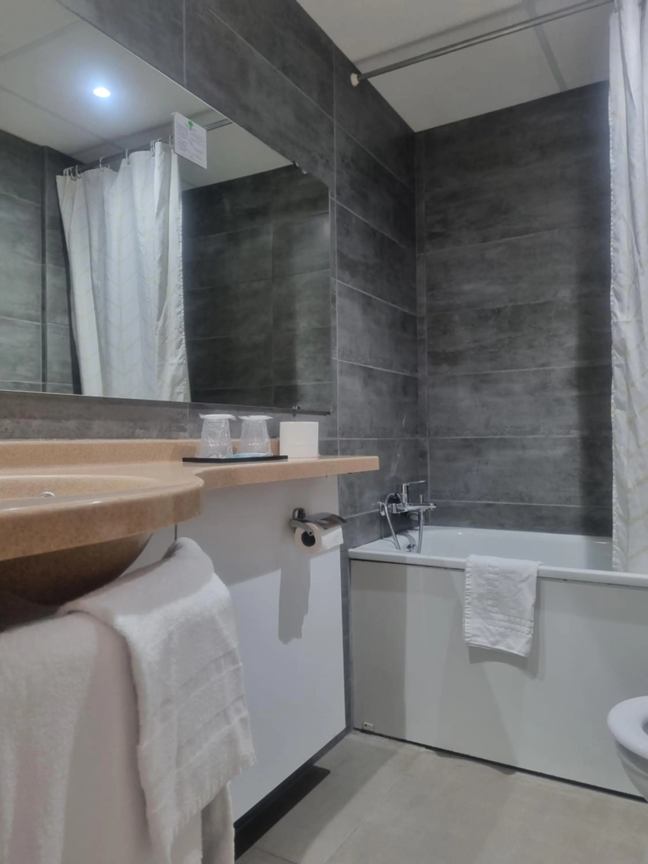 Bathroom in Hôtel Eiffel Kensington