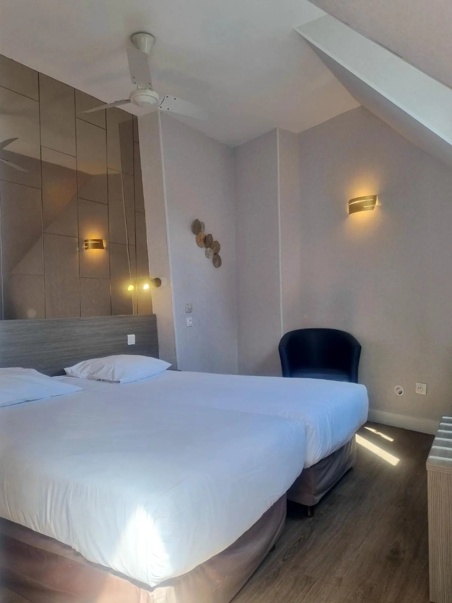 Bed in Hôtel Eiffel Kensington