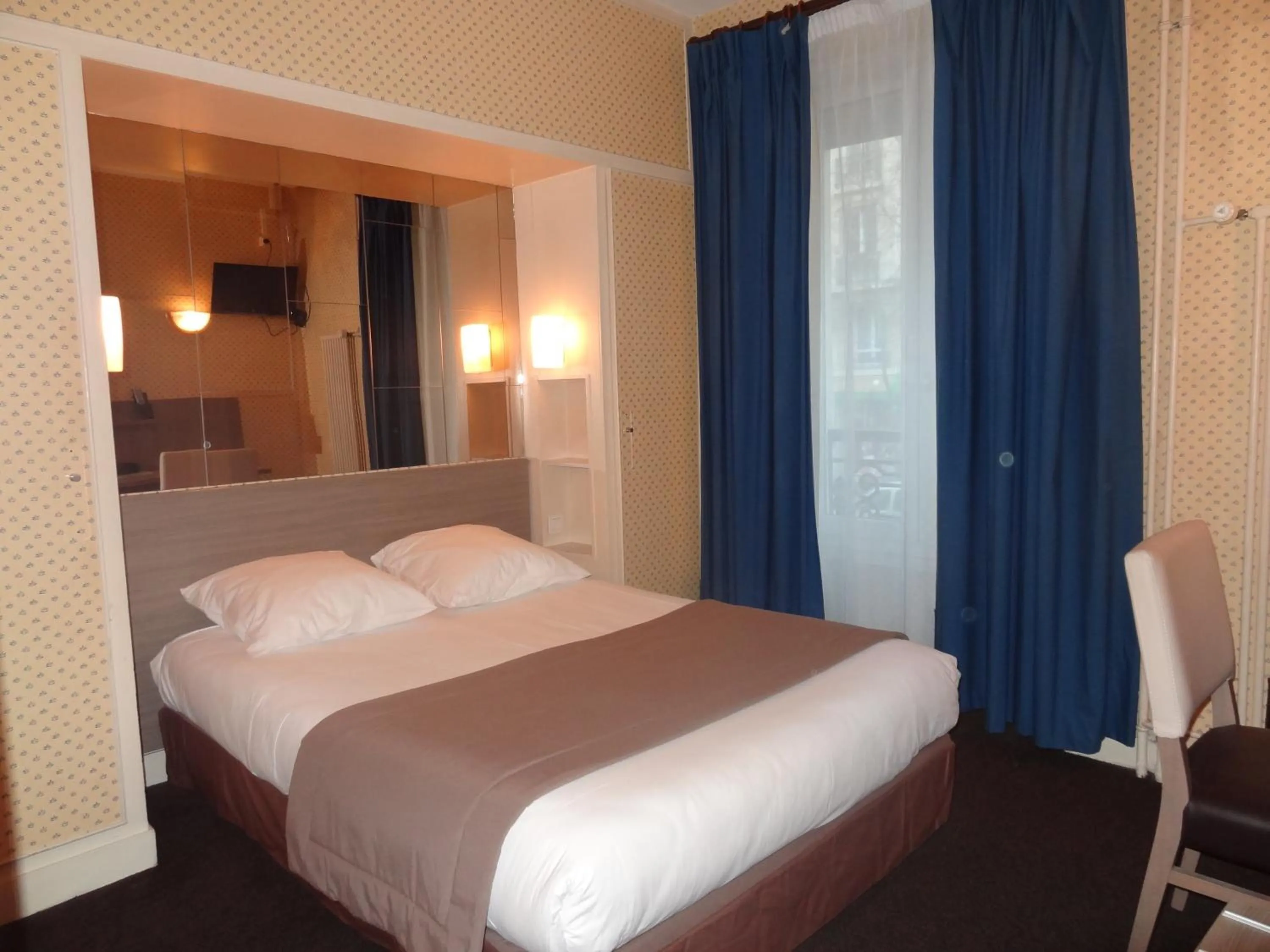 Bedroom, Bed in Hôtel Eiffel Kensington