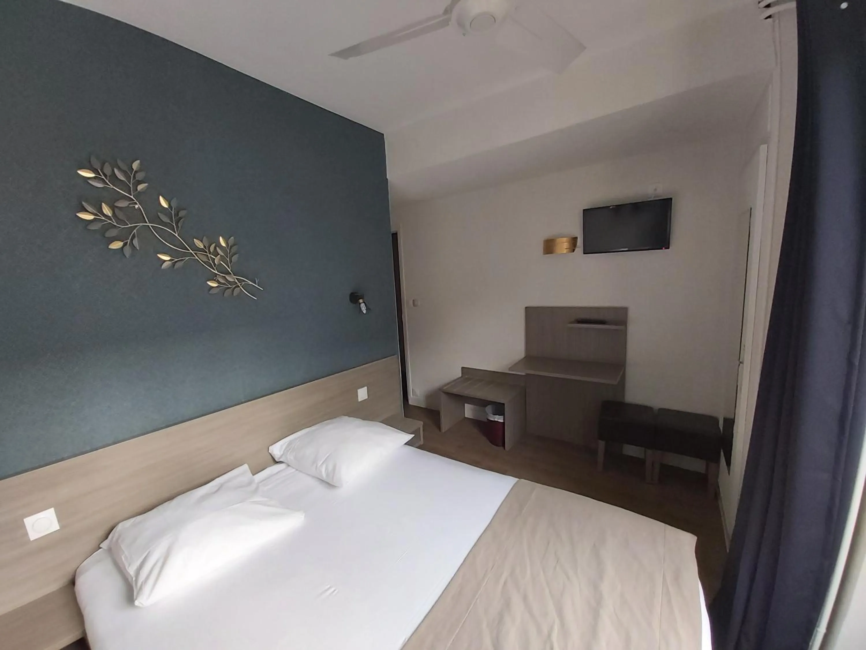 Photo of the whole room, Bed in Hôtel Eiffel Kensington