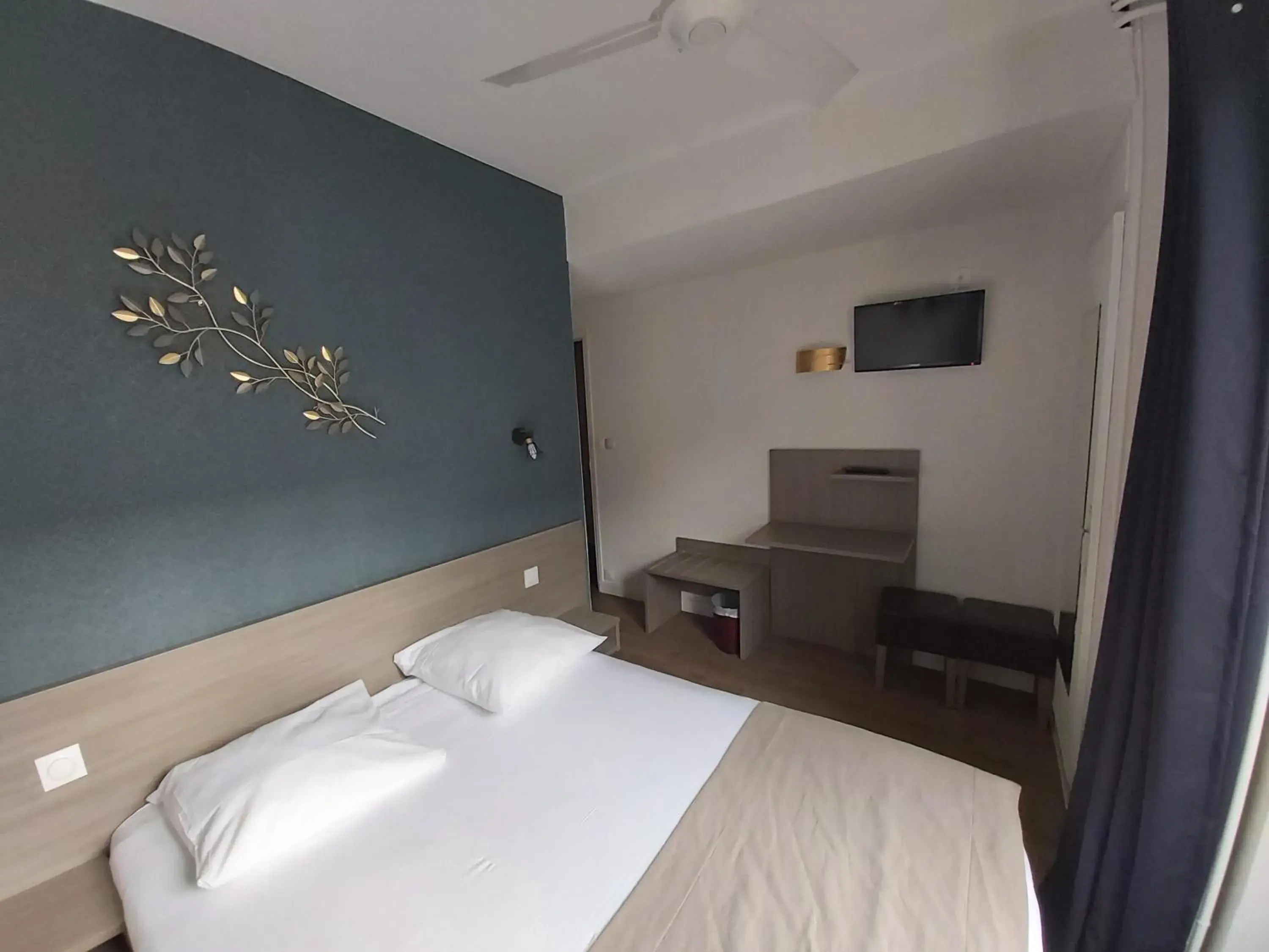 Premium Double or Twin Room in Hôtel Eiffel Kensington Premium Double or Twin Room in Hôtel Eiffel Kensington