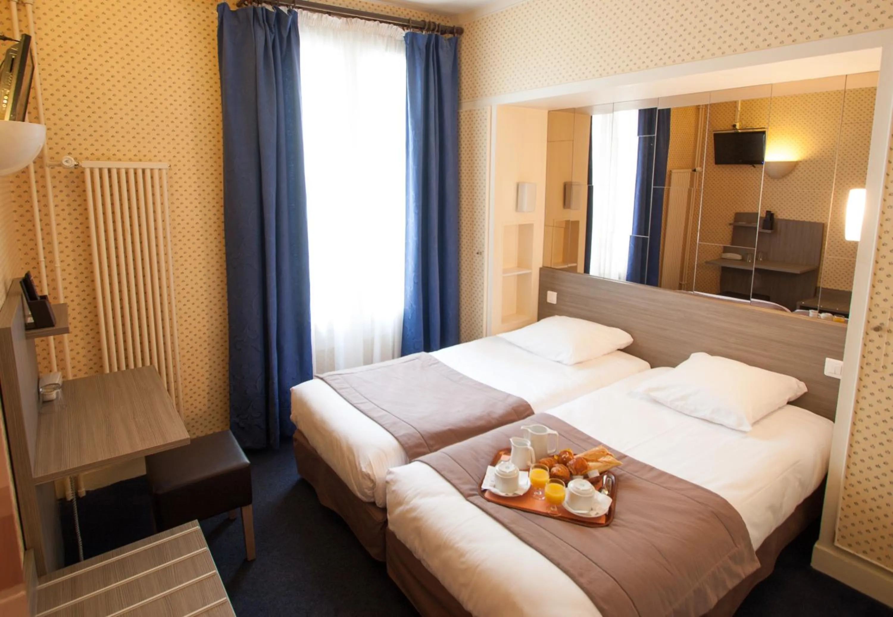 Bedroom, Bed in Hôtel Eiffel Kensington