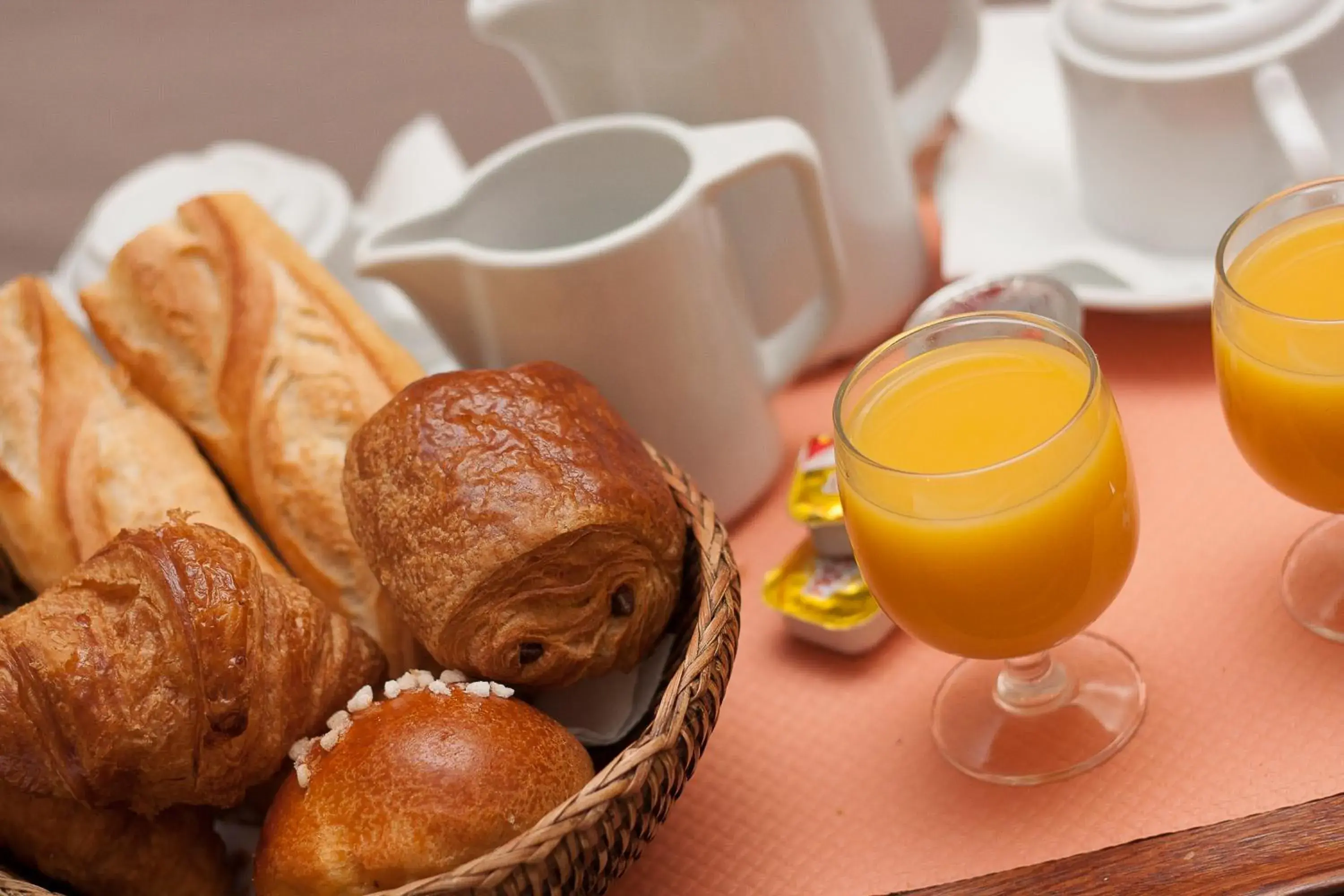 Food and drinks in Hôtel Eiffel Kensington Food and drinks in Hôtel Eiffel Kensington