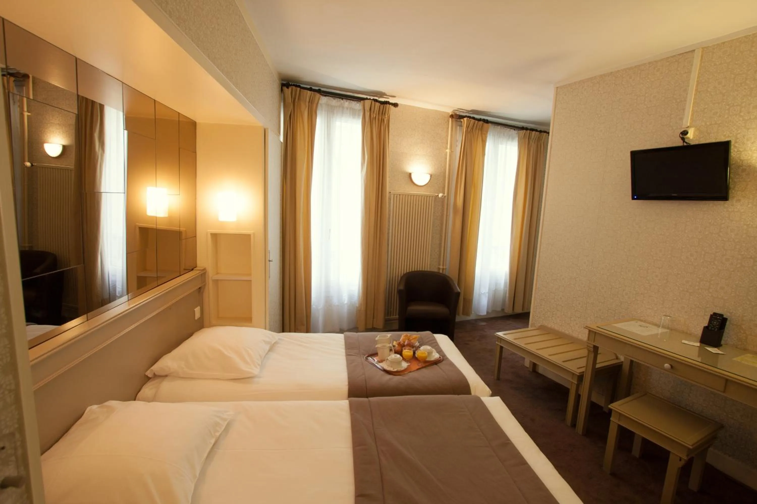 Bedroom, Bed in Hôtel Eiffel Kensington