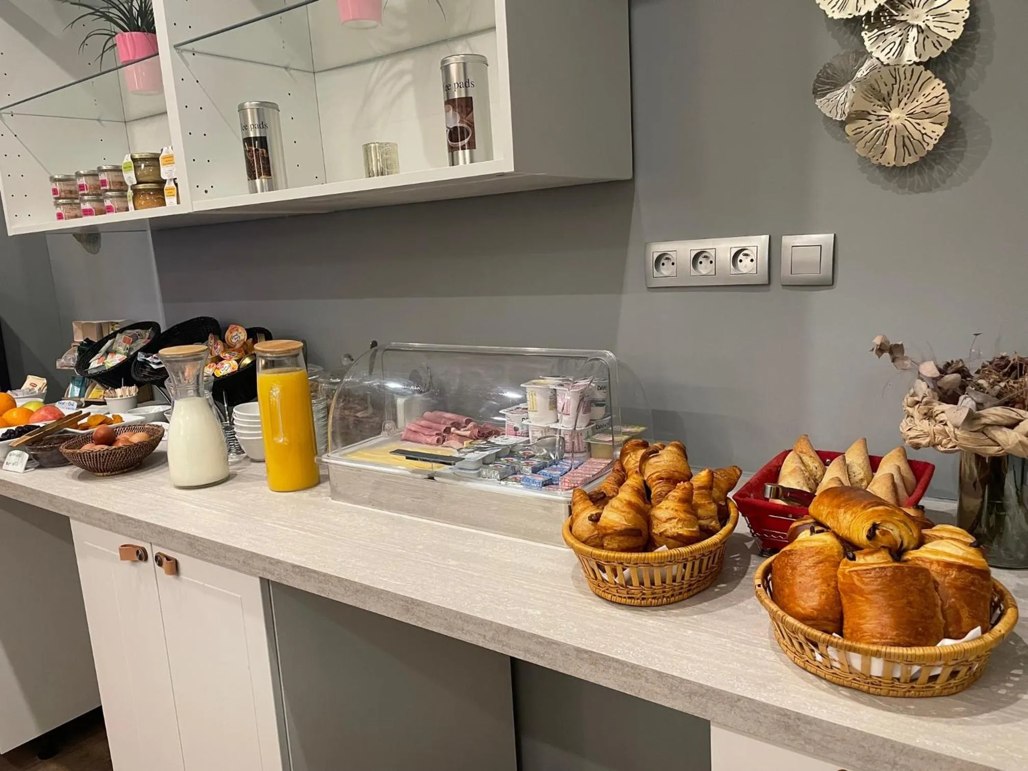 Breakfast in Hôtel Eiffel Kensington