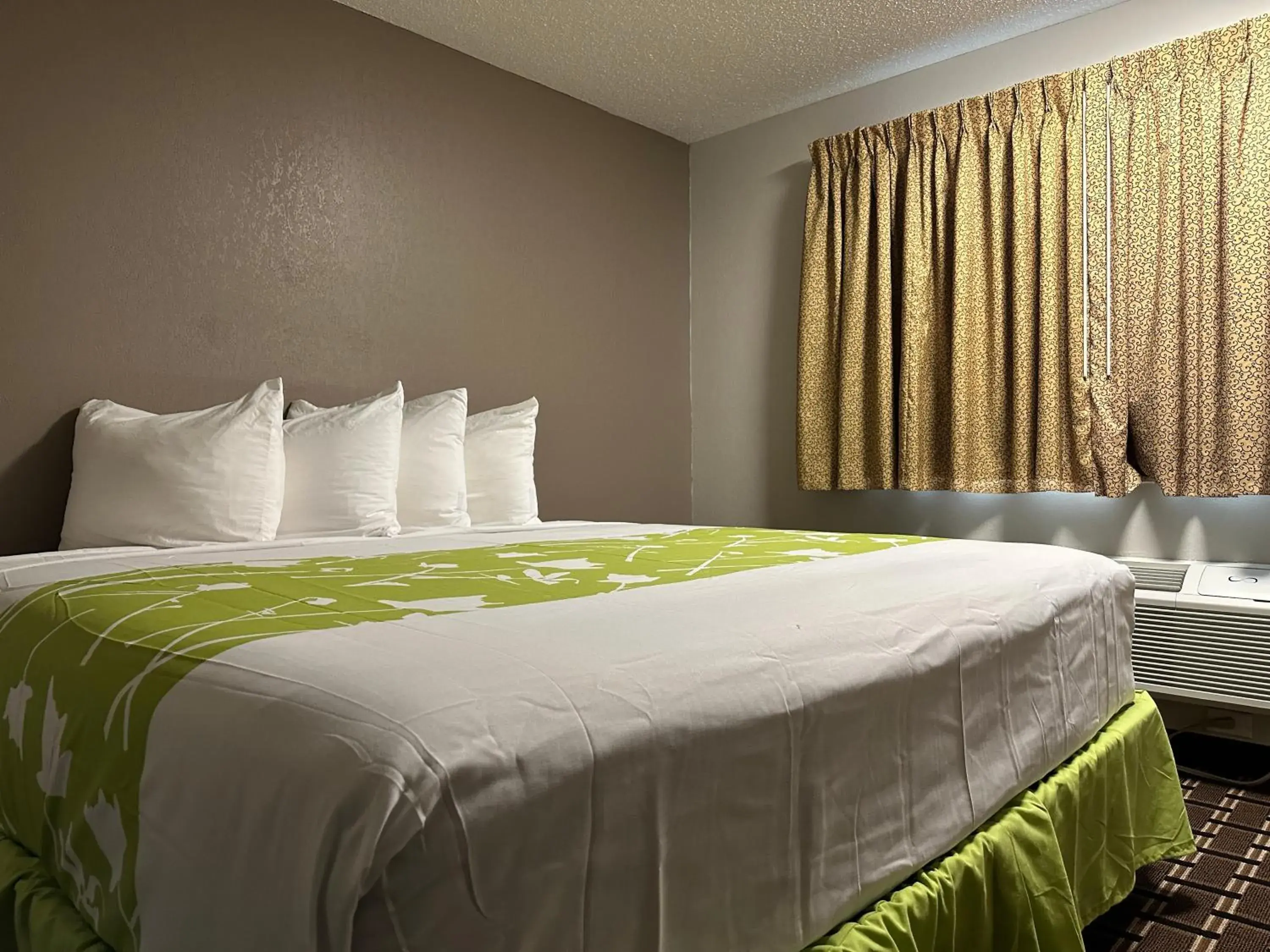 Bedroom, Bed in Rodeway Inn & Suites North Sioux City I-29