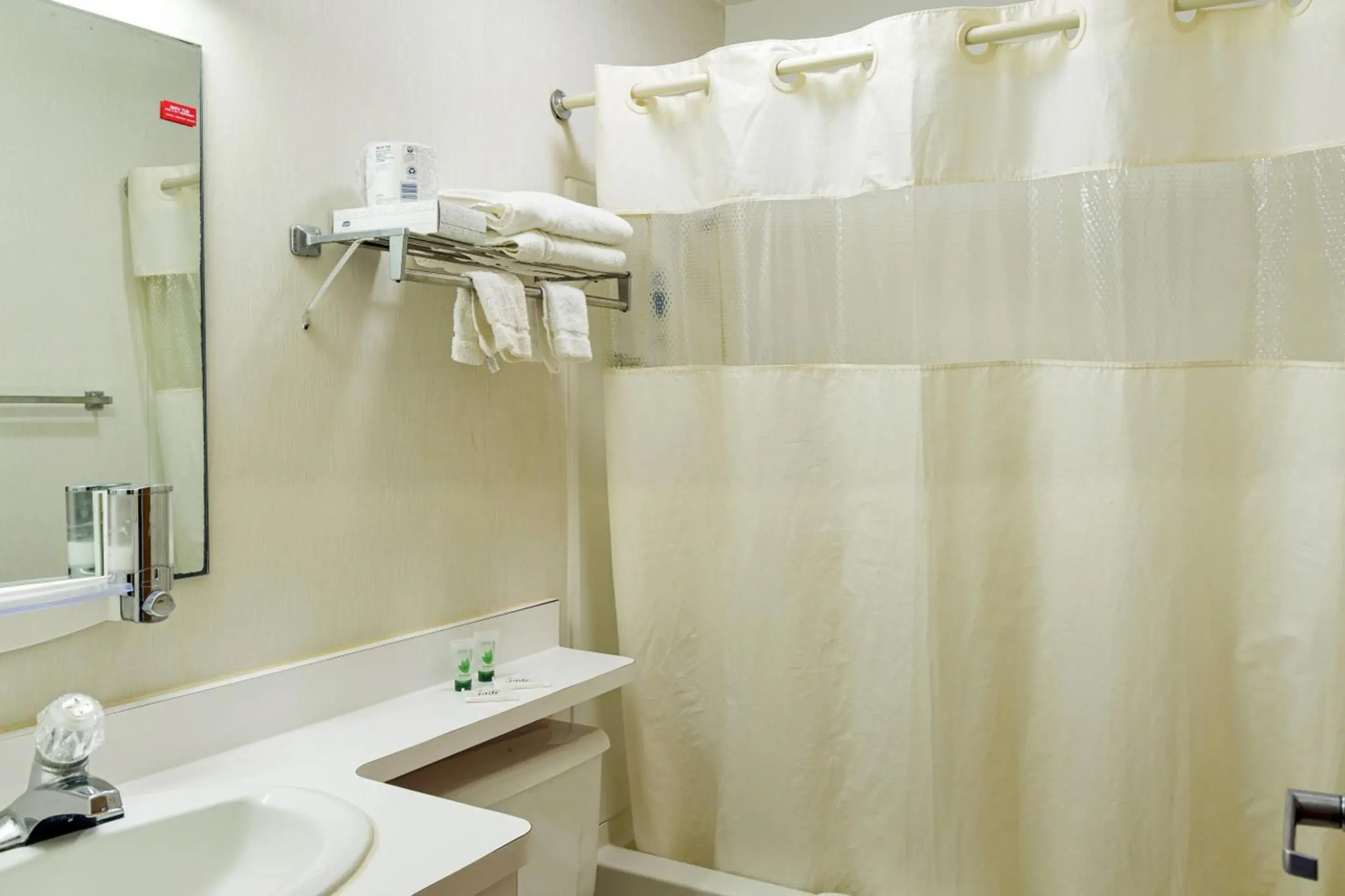 Shower, Bathroom in Rodeway Inn & Suites North Sioux City I-29