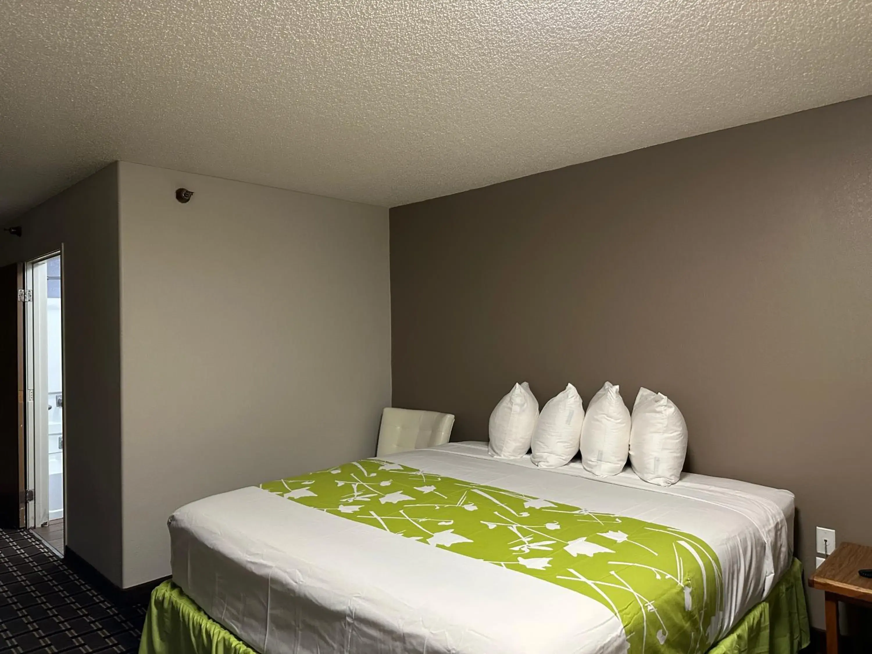 Bed in Rodeway Inn & Suites North Sioux City I-29