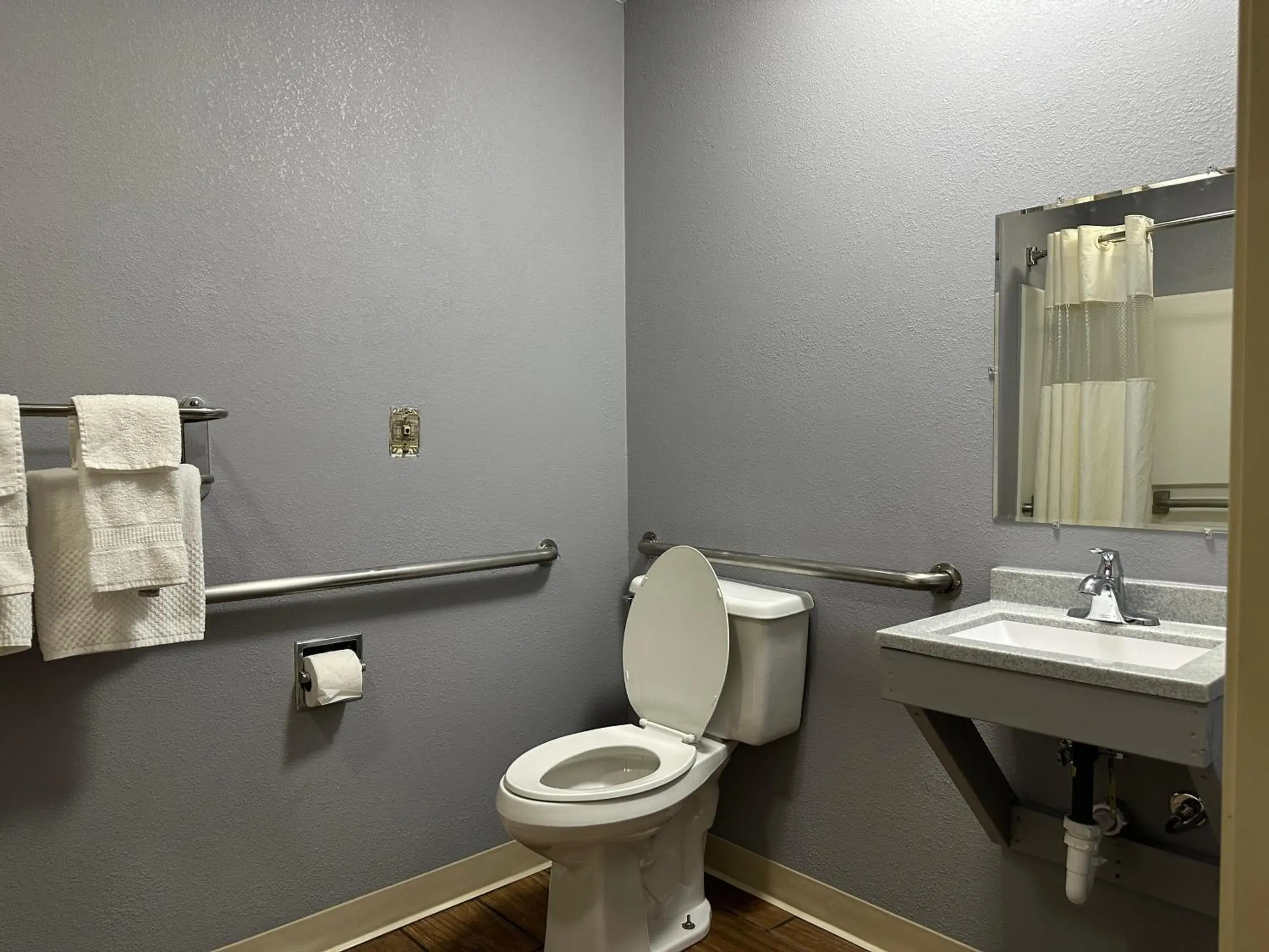 Bathroom in Rodeway Inn & Suites North Sioux City I-29