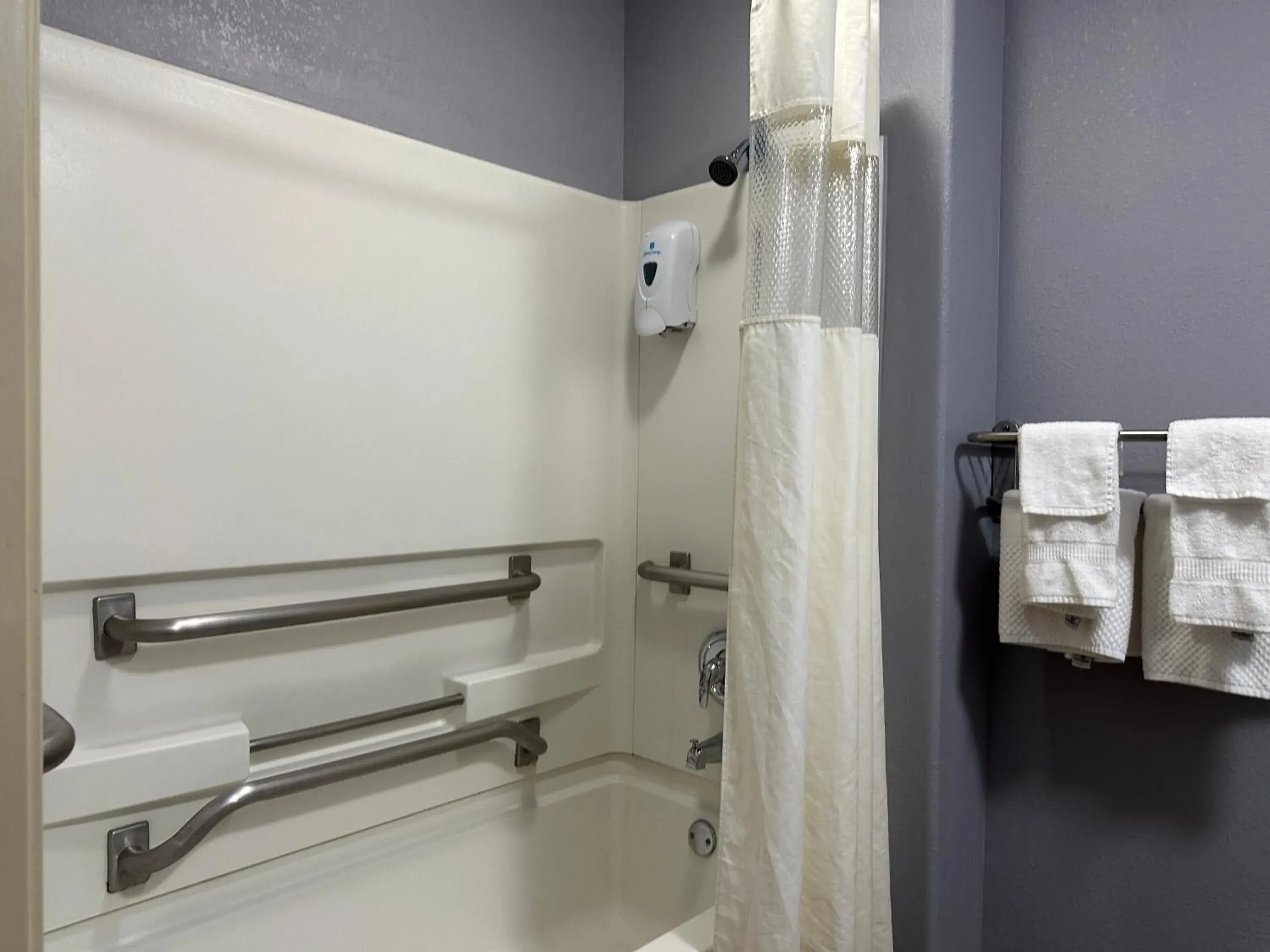Bath, Bathroom in Rodeway Inn & Suites North Sioux City I-29