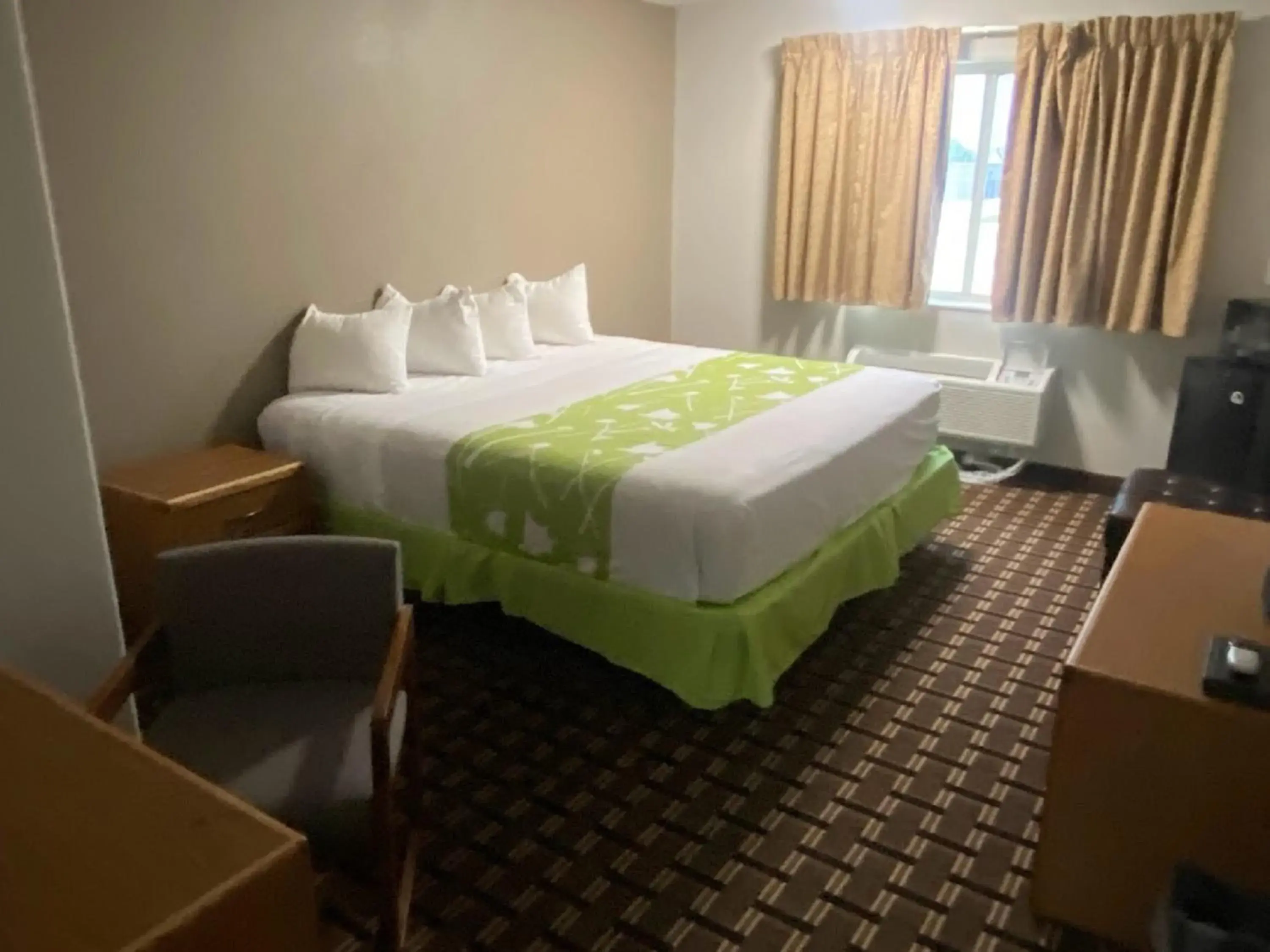 Bed in Rodeway Inn & Suites North Sioux City I-29